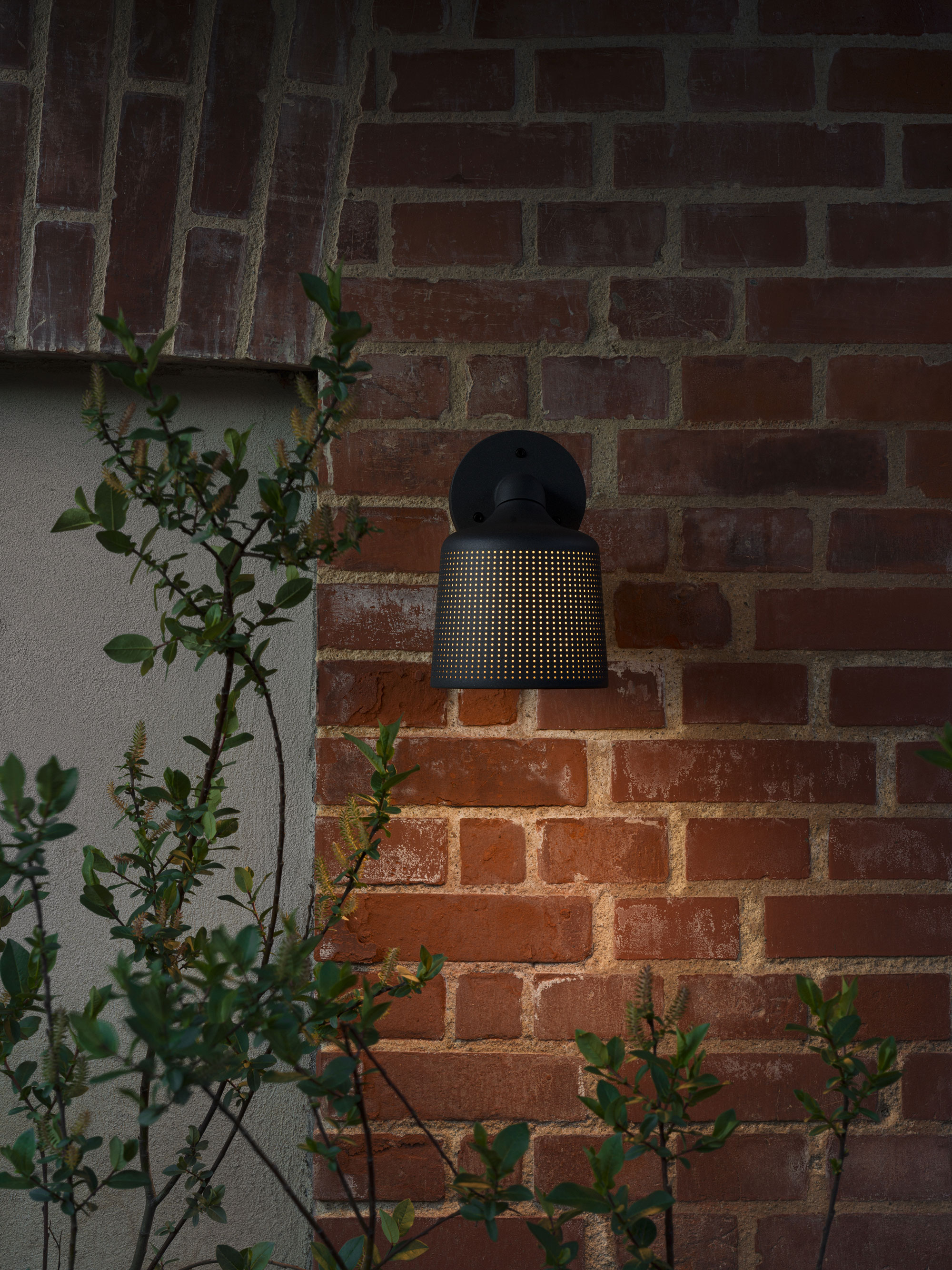 Vipp551 Outdoor Wall Spot Black Lifestyle08 Low