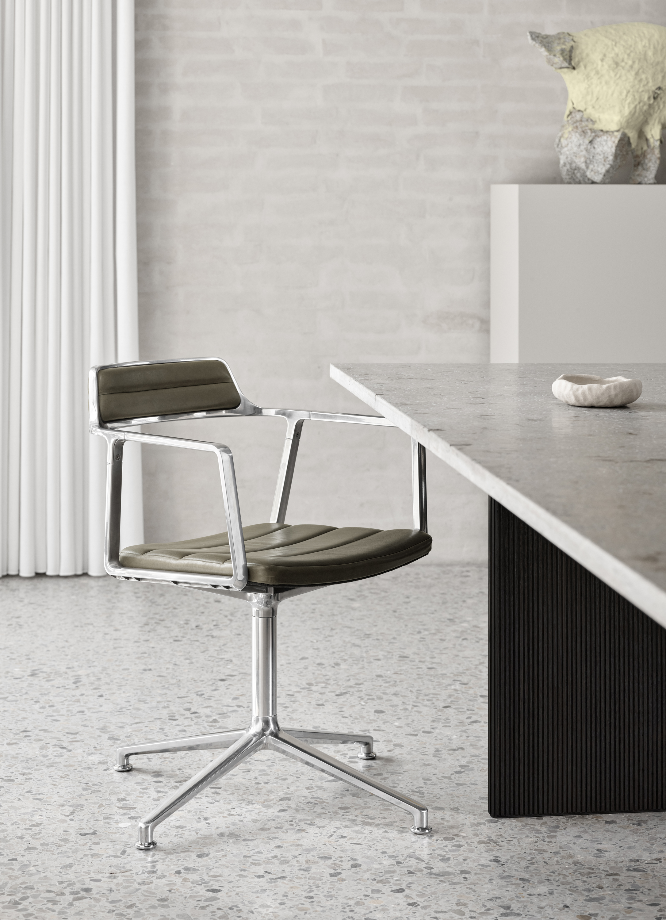 Vipp 452 Swivel Chair Gliders Alu Bosco Green 01