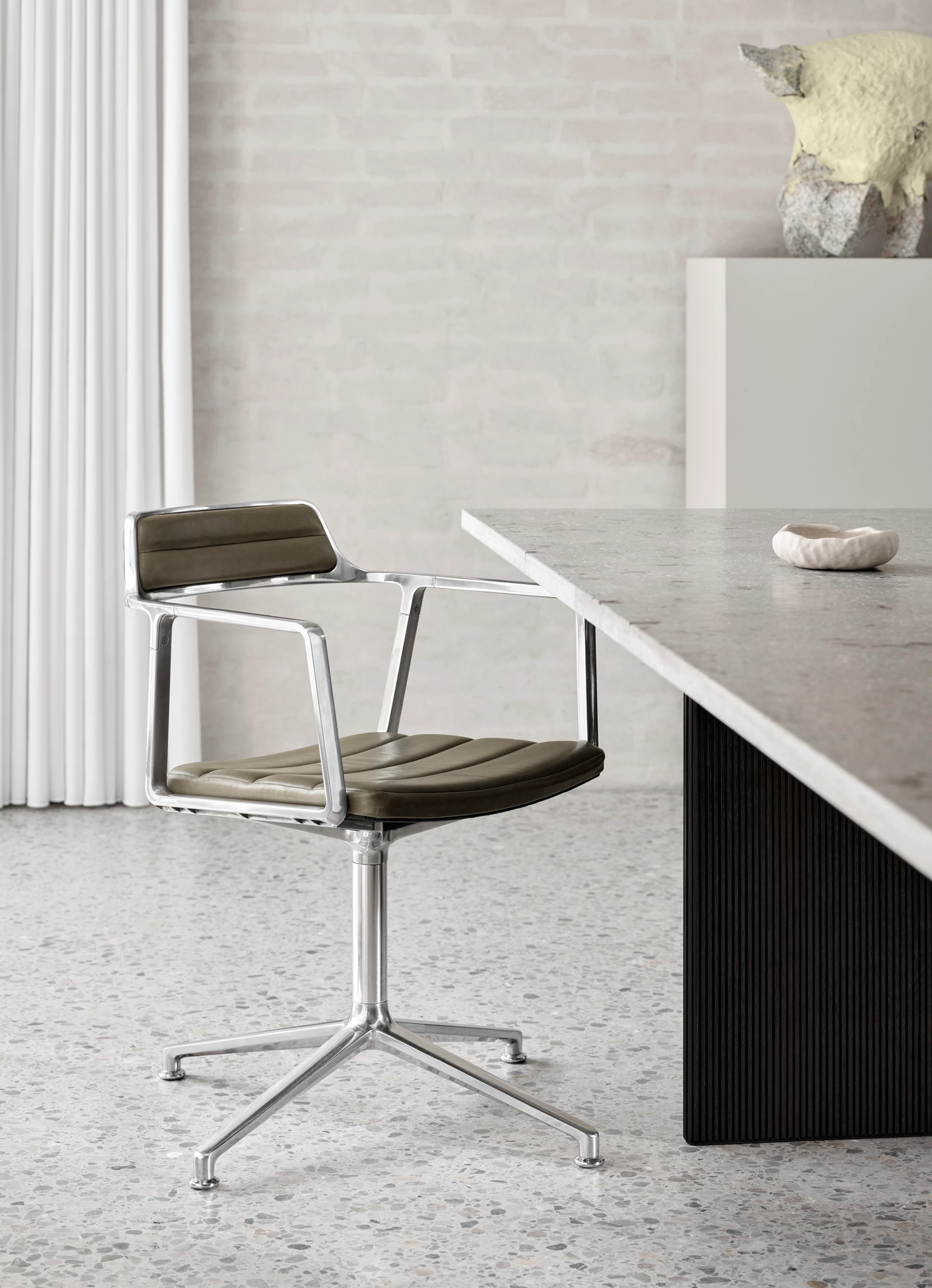 Vipp 452 Swivel Chair Gliders Alu Bosco Green 01