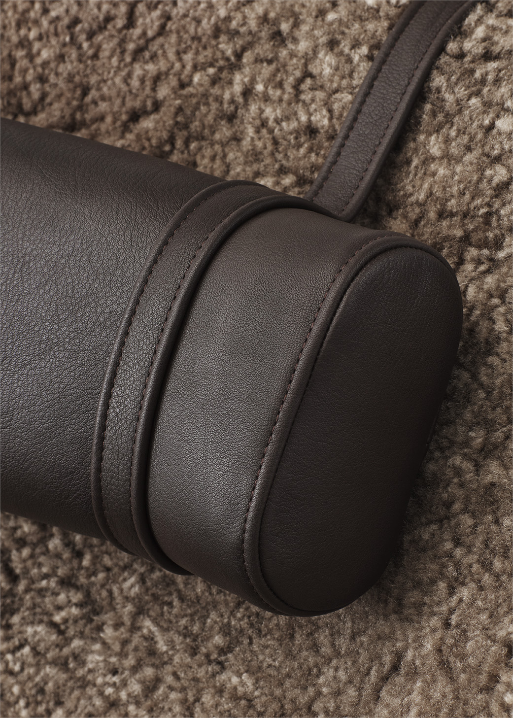Vipp 468 Lodge Neckrest Dark Leather Curly Detail 01