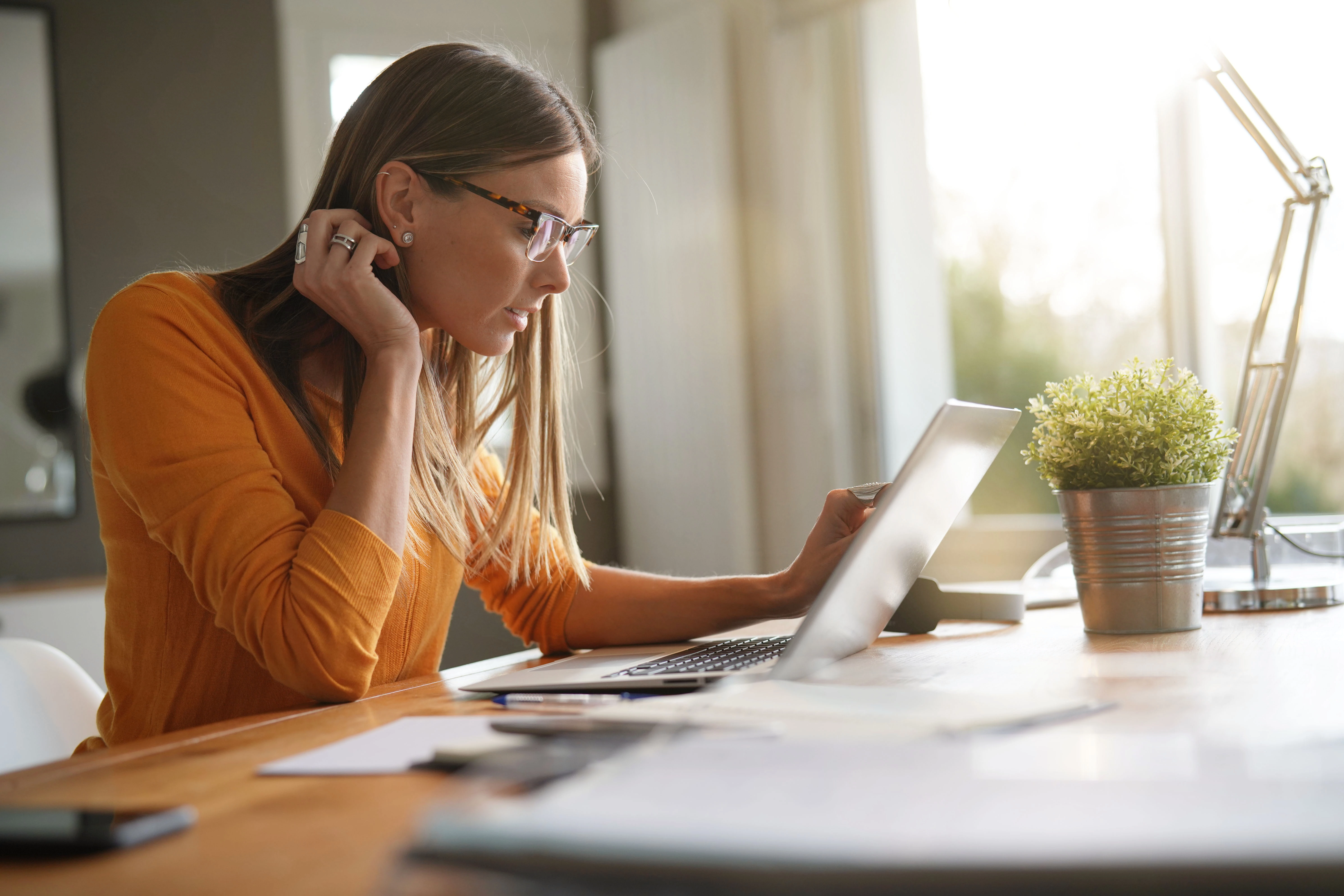 Praktijkmanager van een zorgorganisatie vraagt via de website van VvAA de risicoanalyse aan.