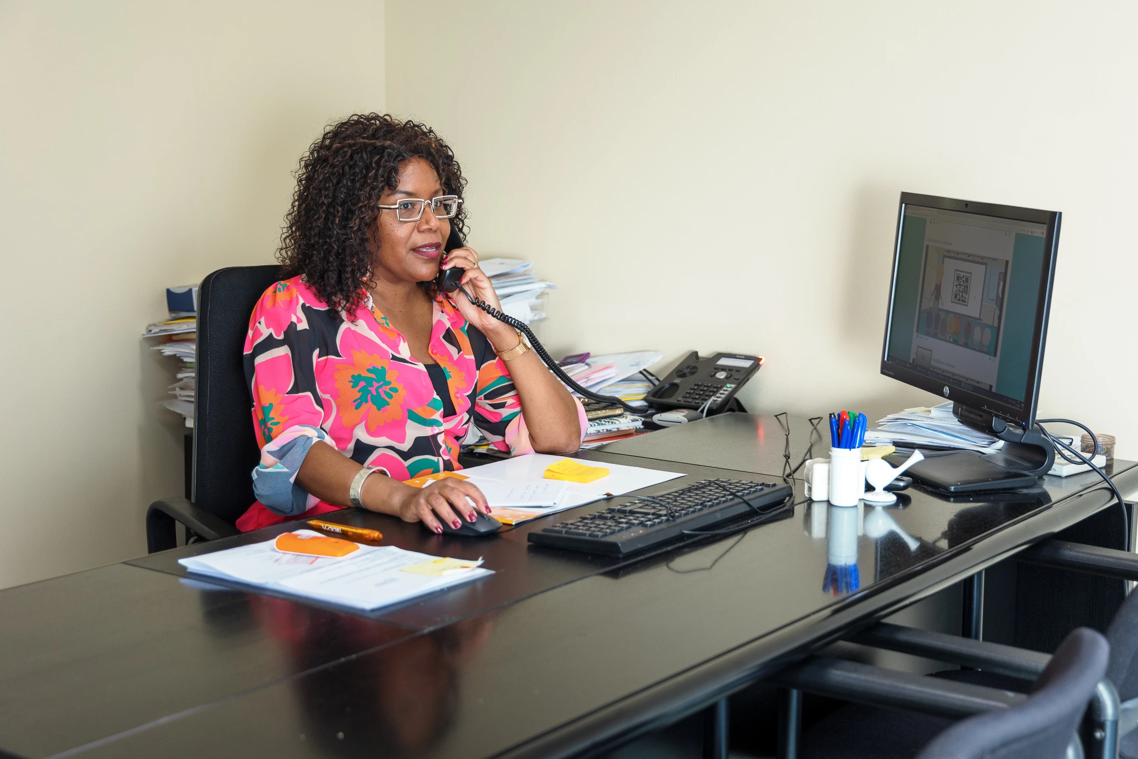Apotheker is aan het bellen aan een bureau