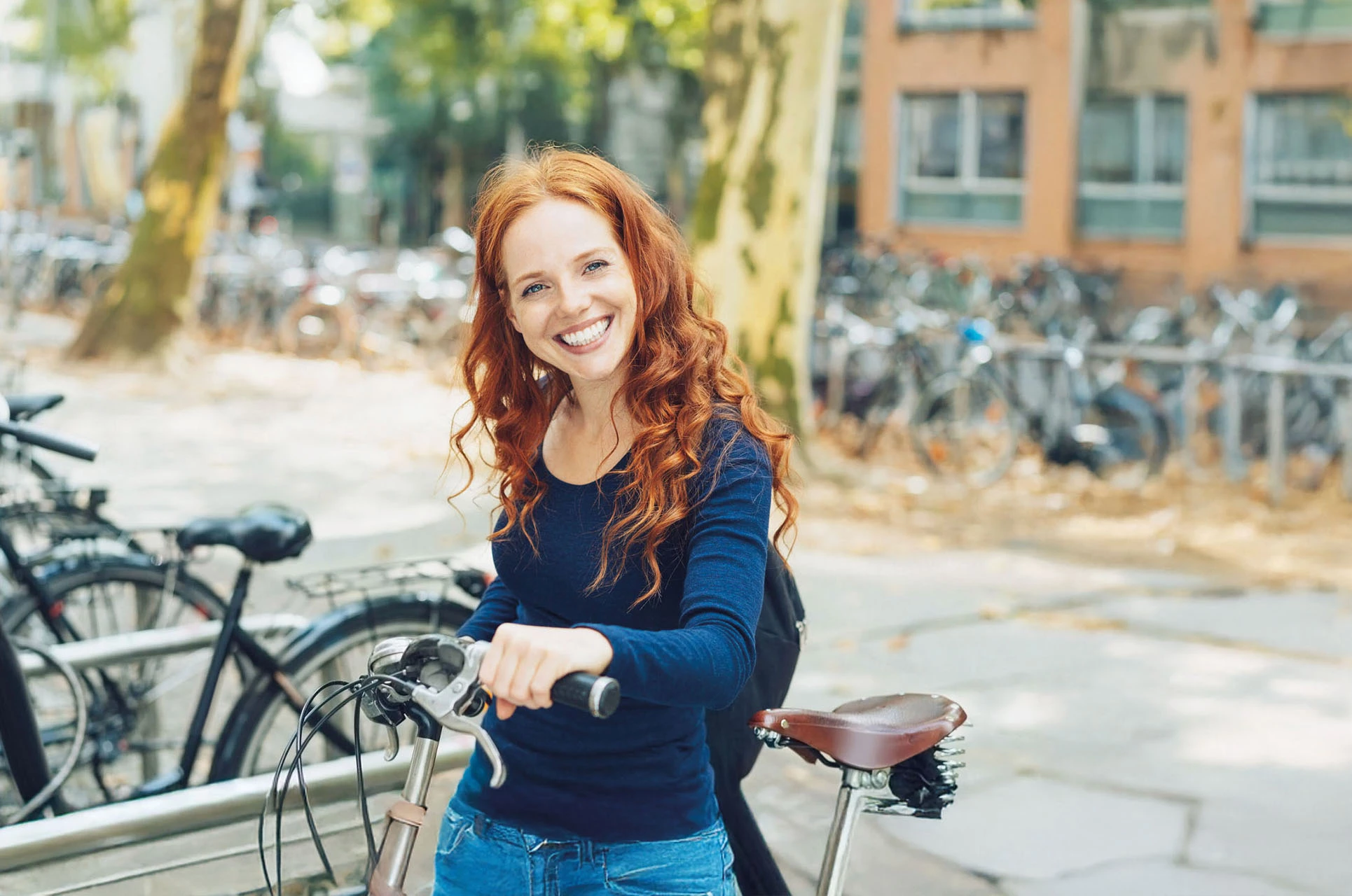 Waarnemend huisarts parkeert haar fiets voor ze aan de dienst begint