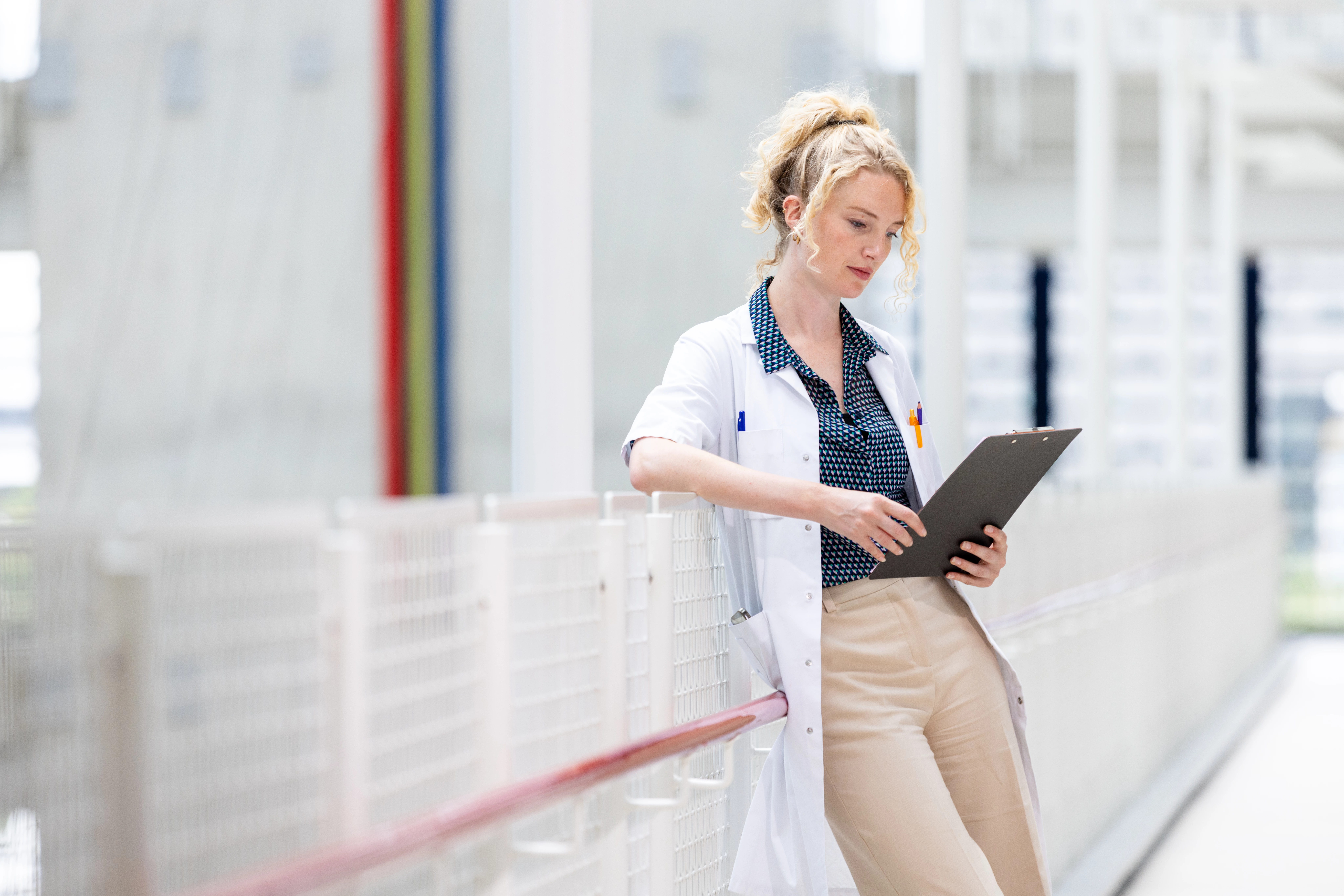 Vrouw in ziekenhuis bekijkt documenten