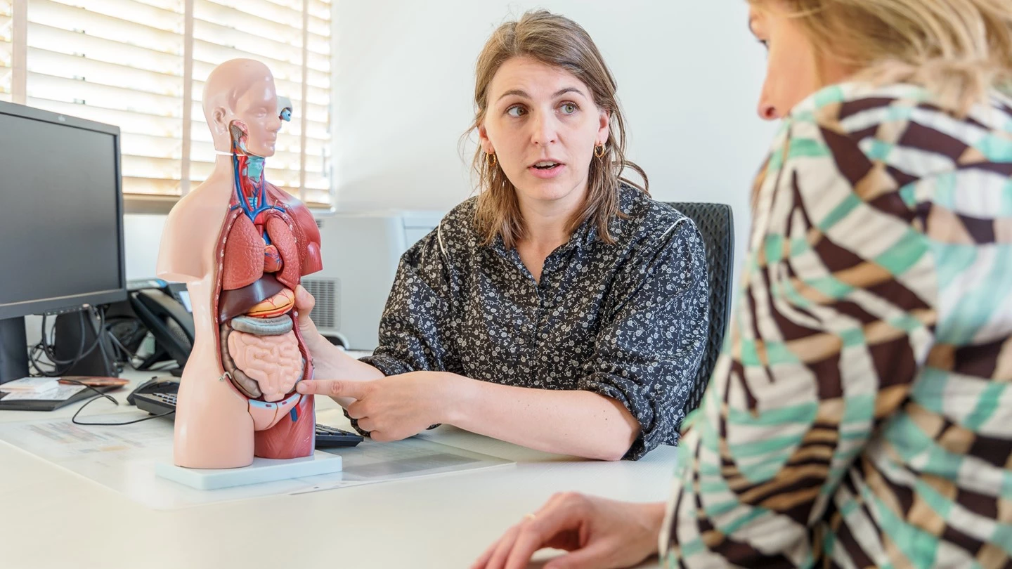 Huisarts geeft uitleg aan patiënt 