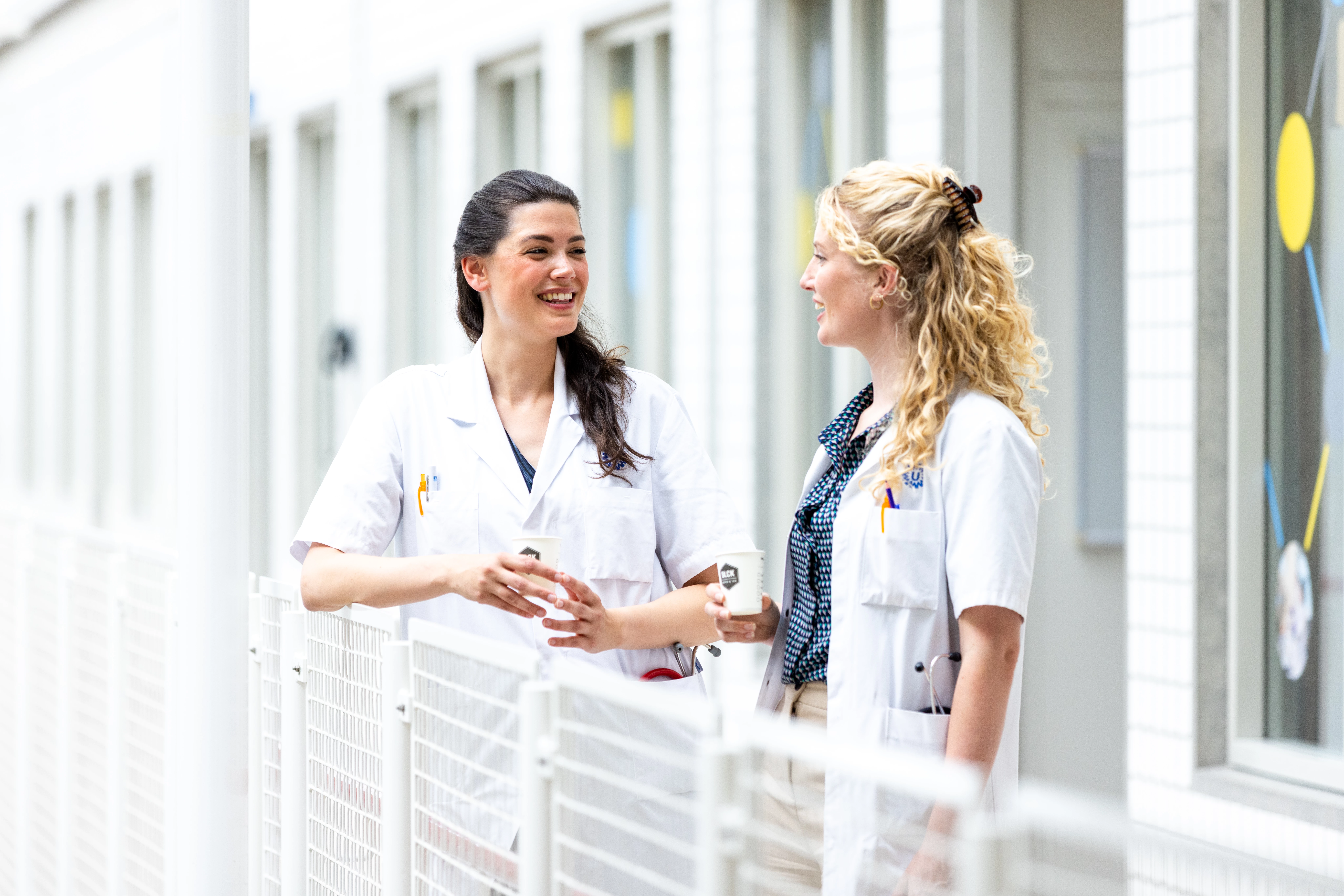 Twee lachende vrouwelijke dokters