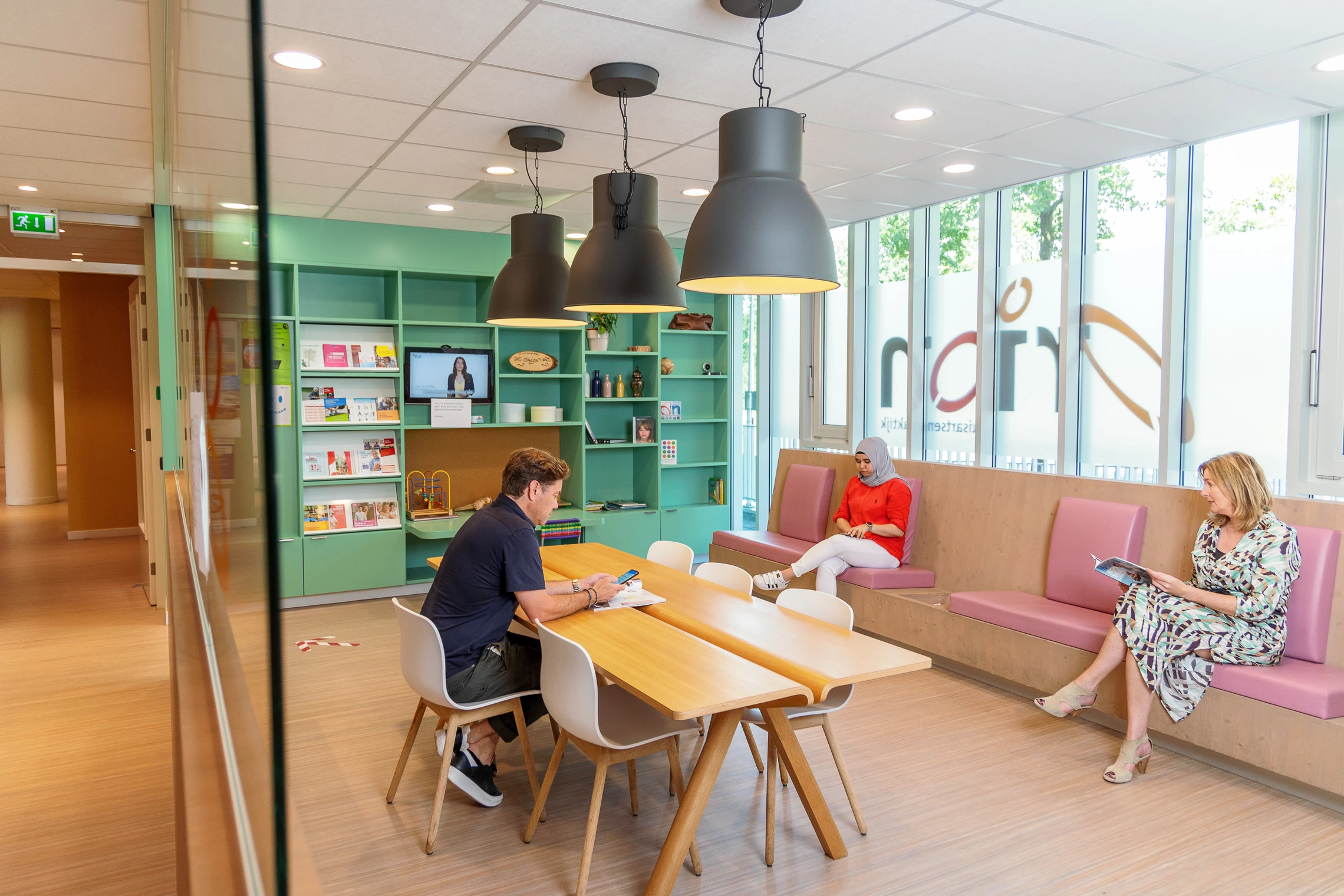 Patiënten in wachtkamer praktijk 