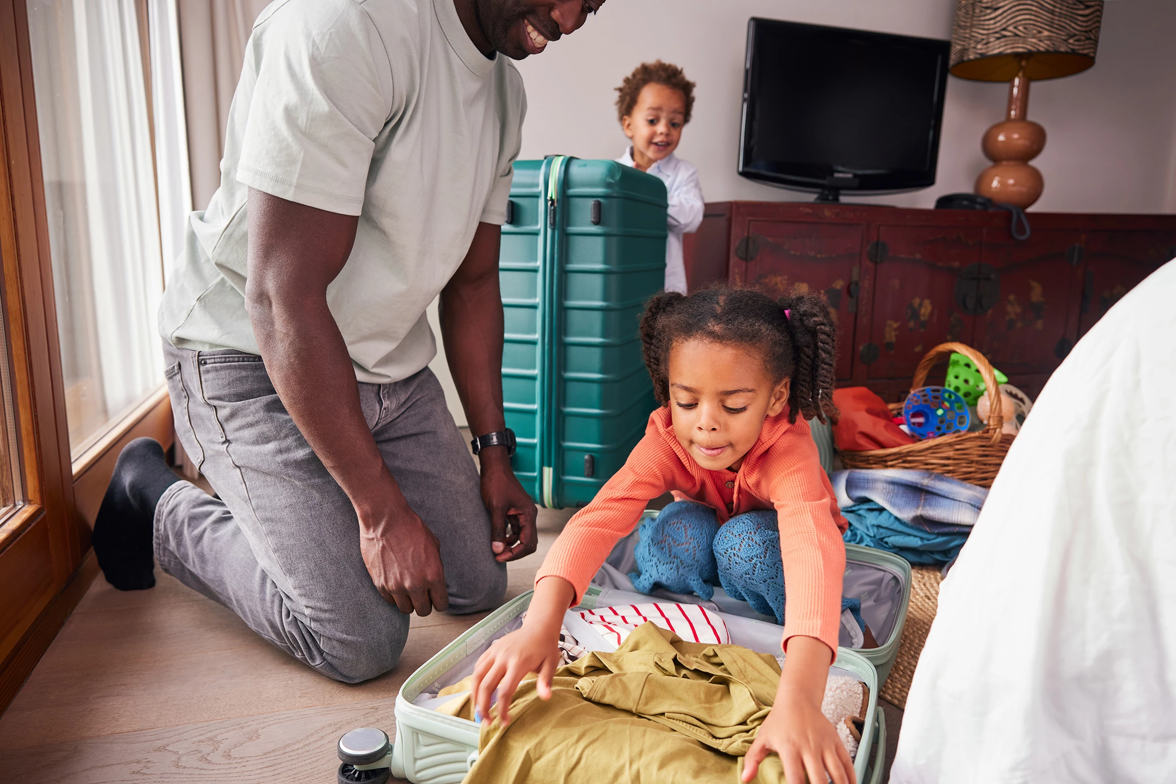 Gezin pakt koffer in en gaat op vakantie en verhuurt hun woning