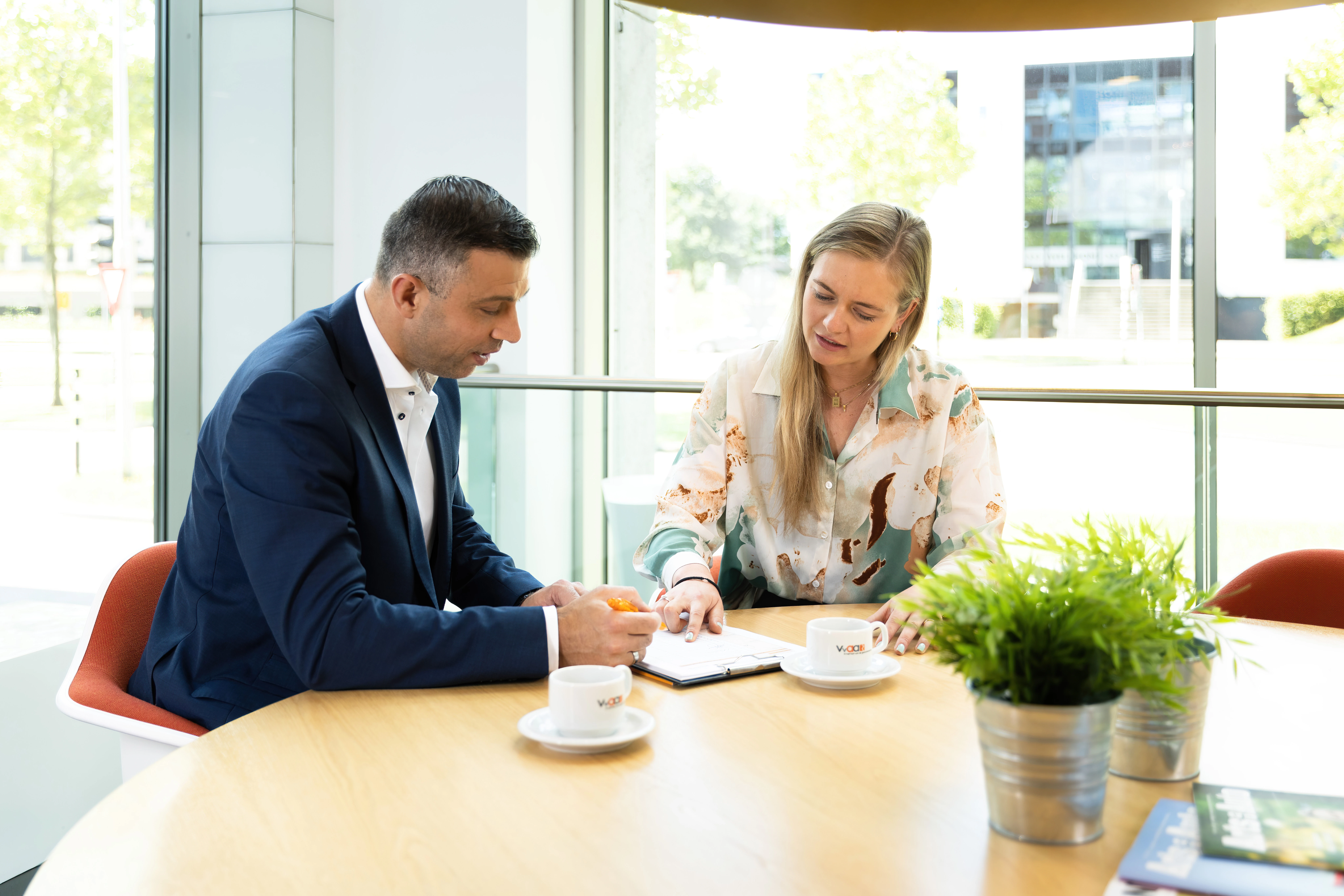 Een VvAA-adviseur geeft een ondernemer in de zorg fiscaal advies over inkomstenbelasting.