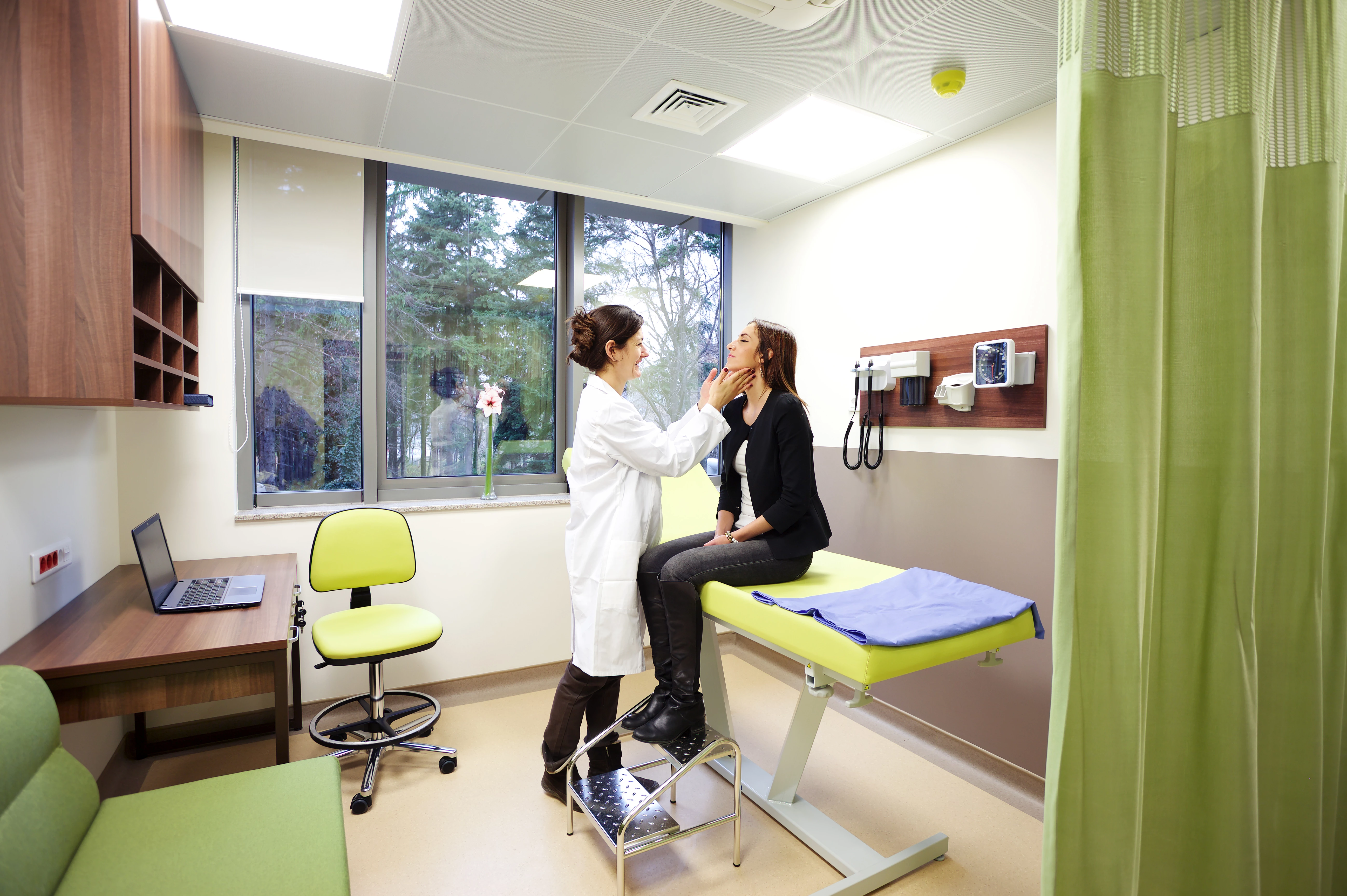 Huisarts behandelt patiënt in praktijk op behandeltafel