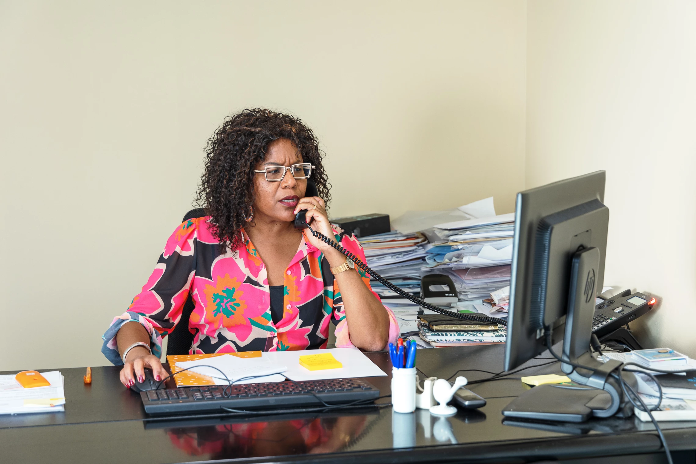 Zorgverlener kijkt verontrust naar beeldscherm