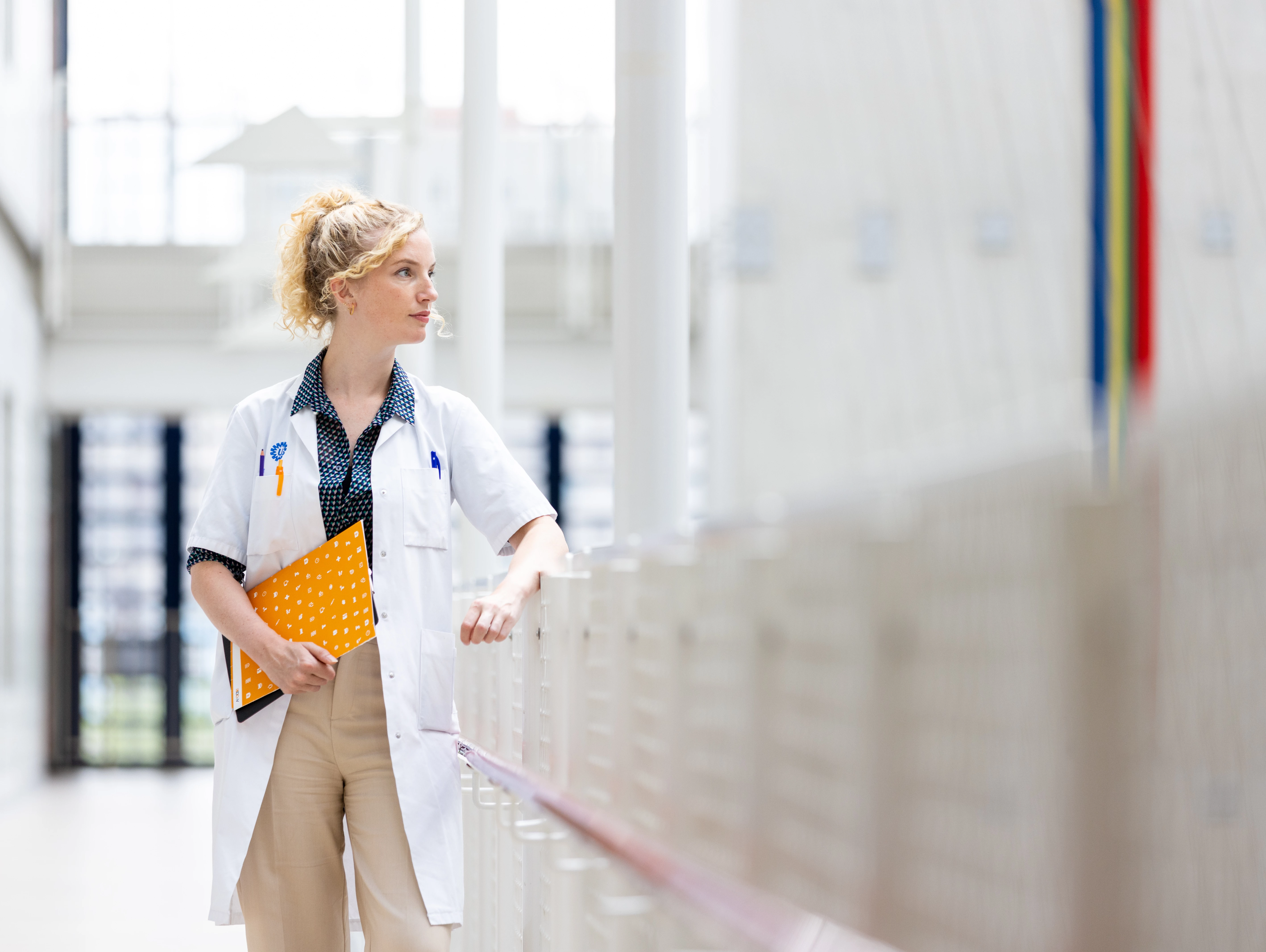 Medisch specialist in het ziekenhuis kijkt recht in de camera