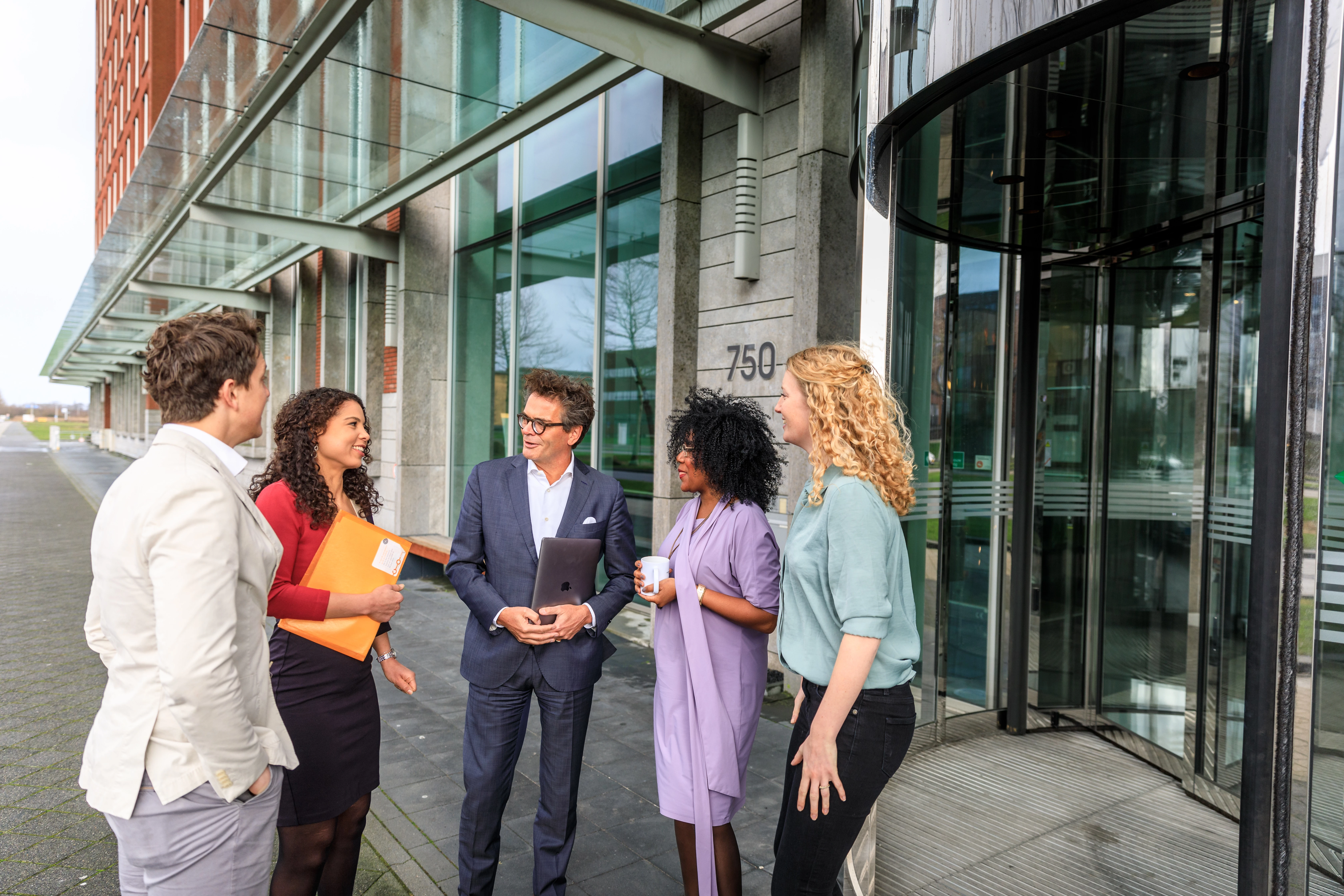 VvAA-leden al pratend voor het hoofdkantoor van VvAA in Utrecht.