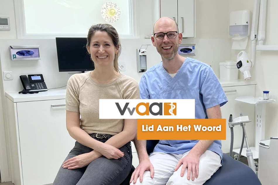 man en vrouw kijken in camera