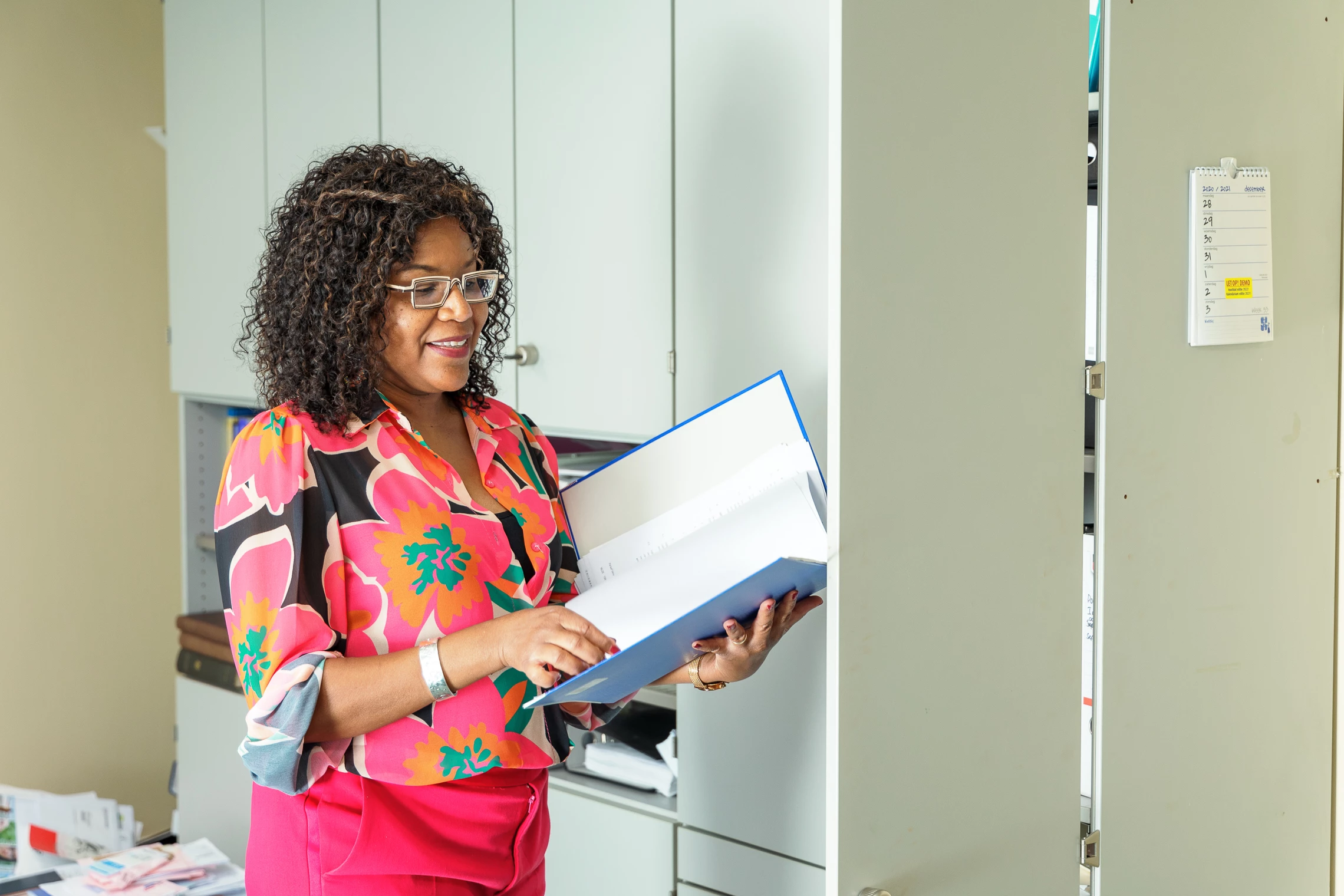 Apotheker checkt administratie in grote map