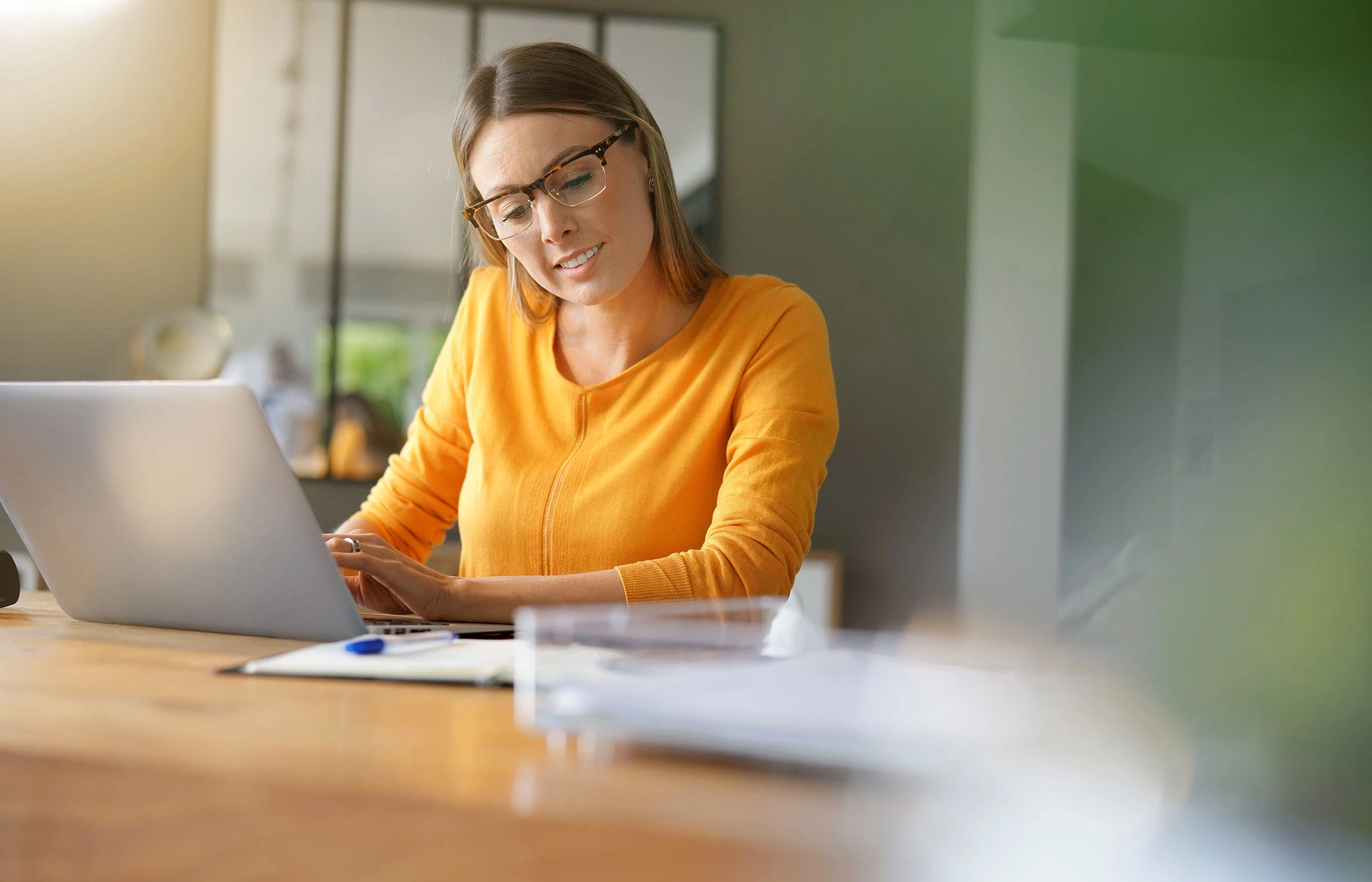 Vrouw bezig achter laptop