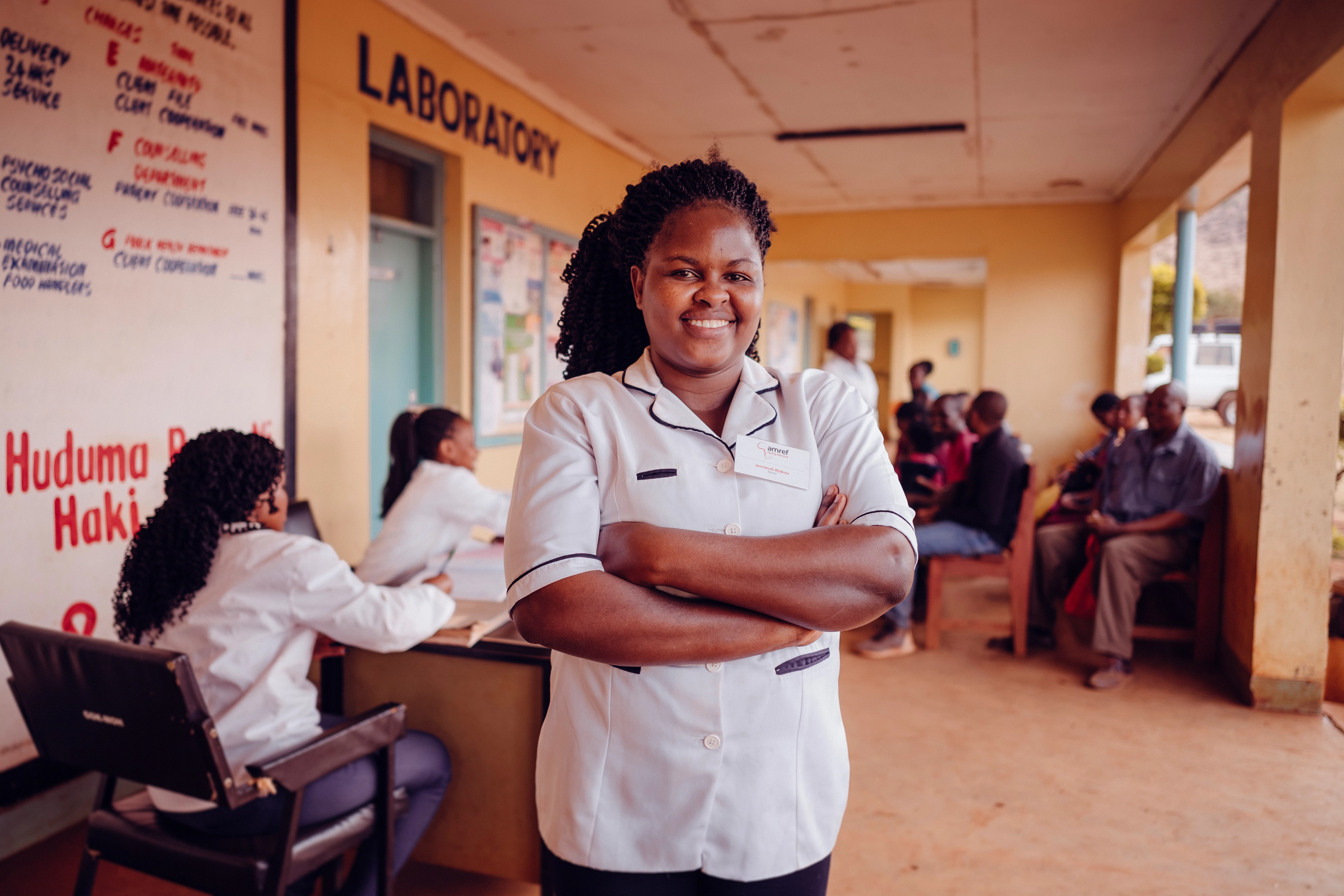 Arts van Amref Flying Doctors kijkt lachend in camera