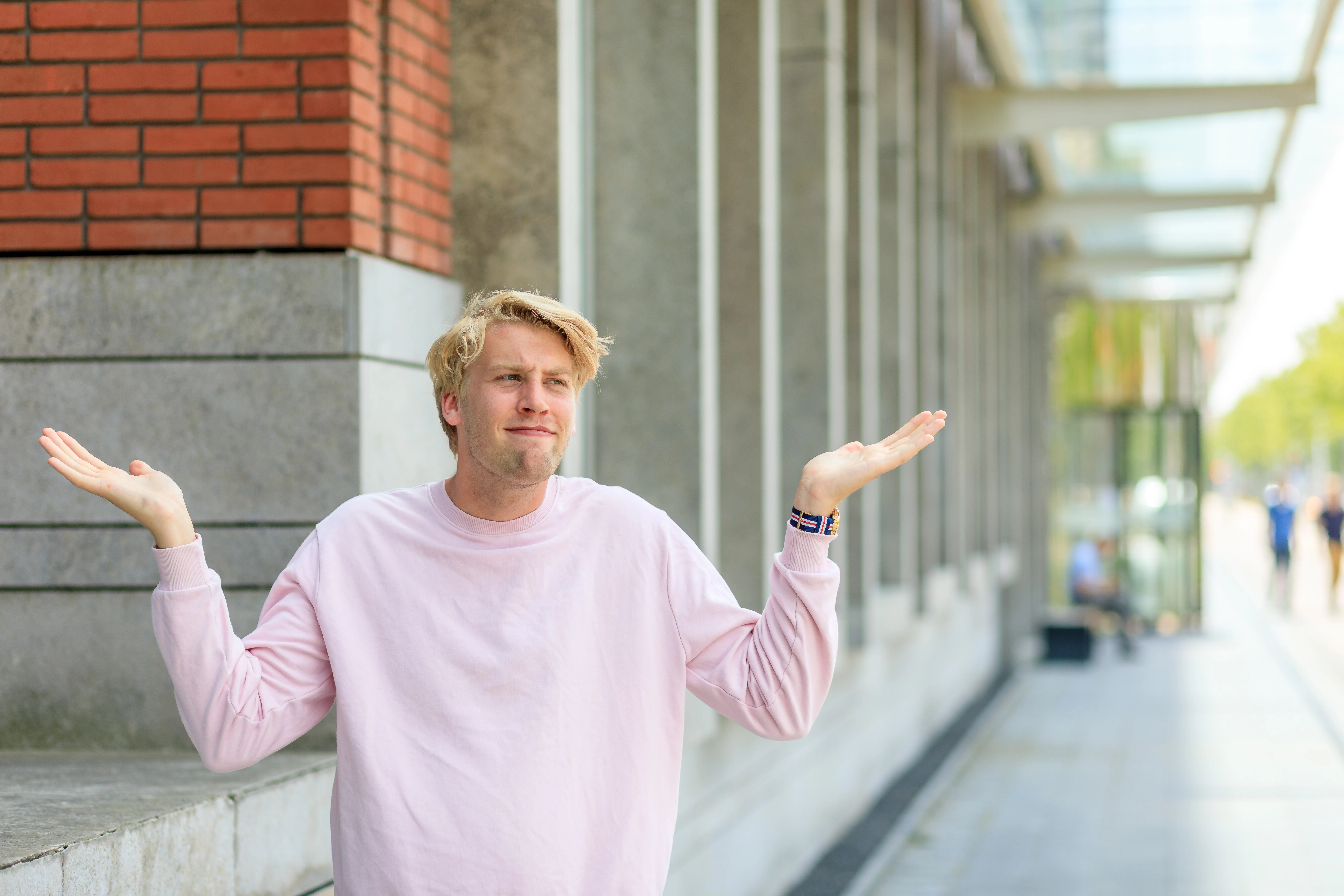 Student buiten die zich afvraagt hoe de gezondheidszorg wordt betaald.