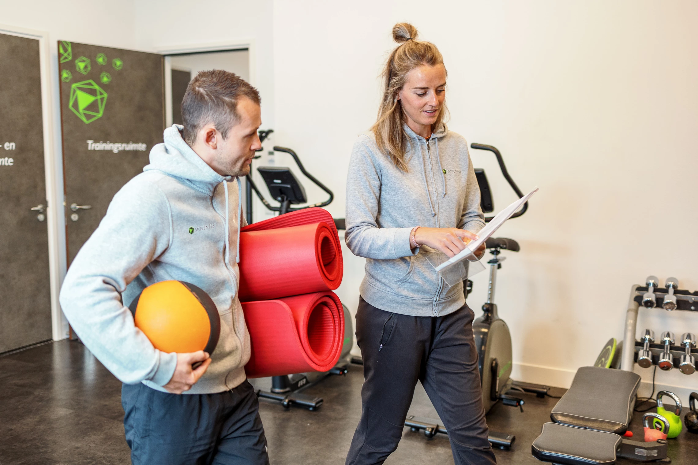 Fysiotherapeuten bespreken zaken over hun fysiotherapiepraktijk - all-in-loon fysiotherapie verloning