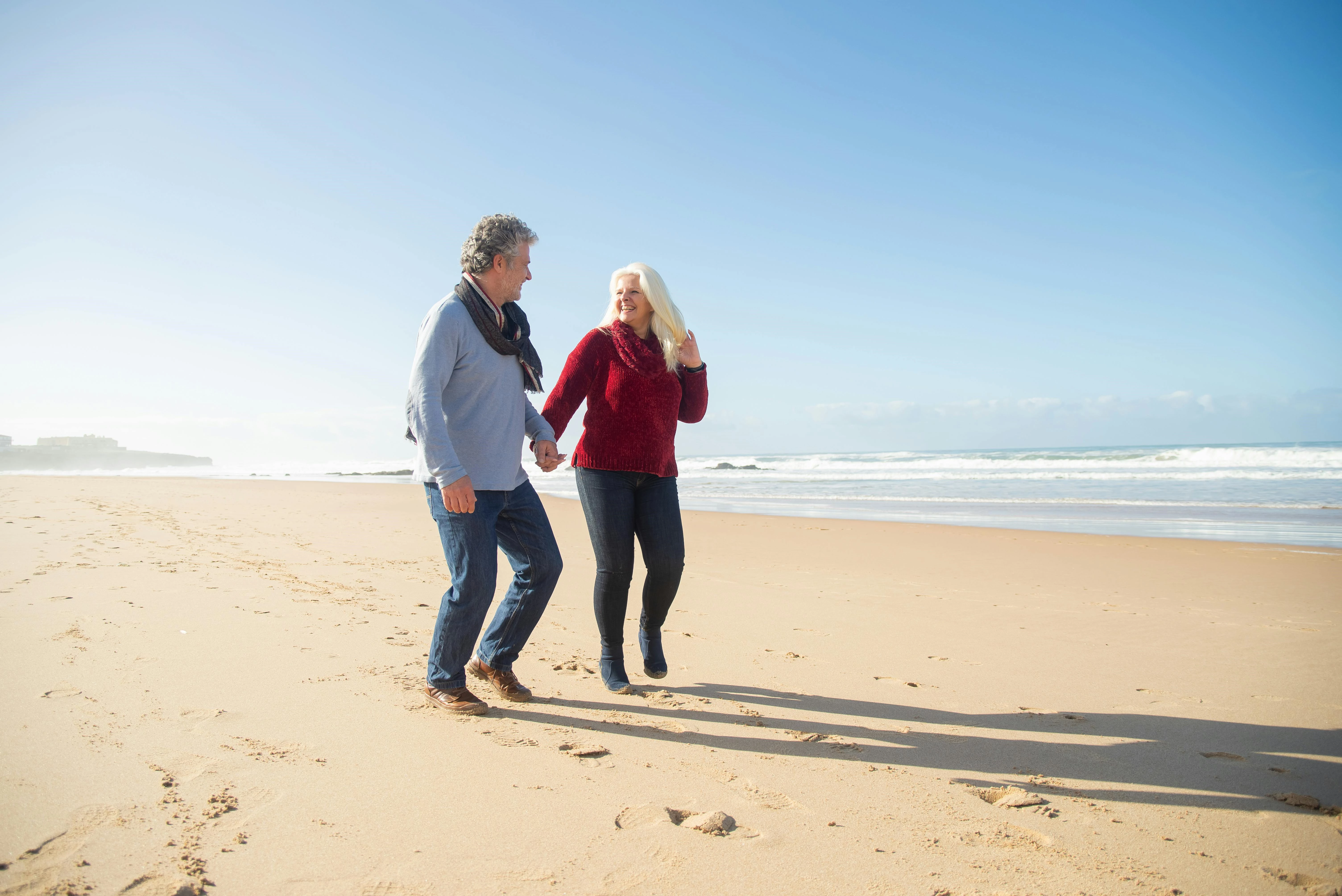 Man en vrouw lopen over het strand en lachen