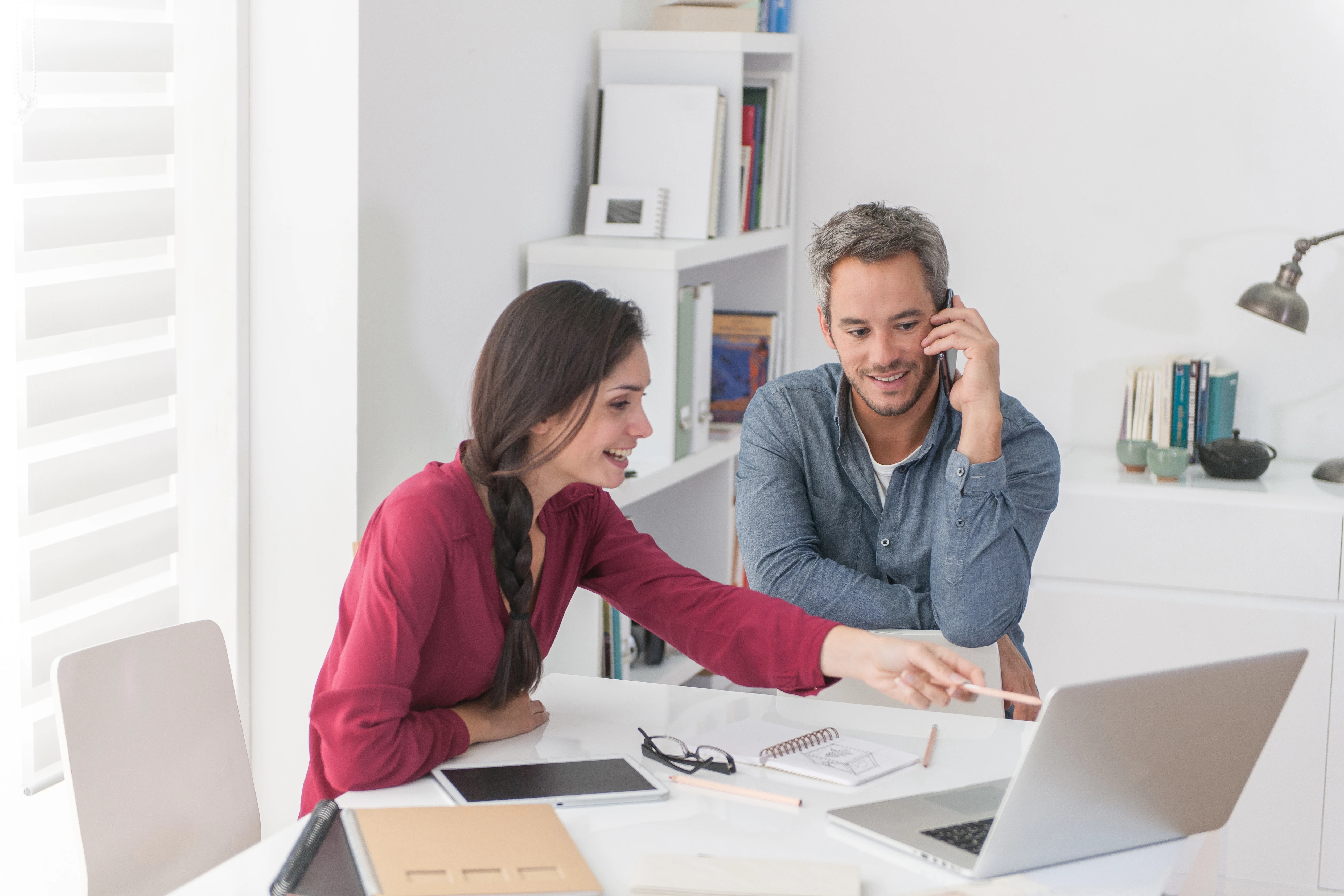 Een werkgever en een zzp'er overleggen in een zorgpraktijk over een modelovereenkomst in het kader van de Wet DBA die vanaf 2025 wordt gehandhaafd.