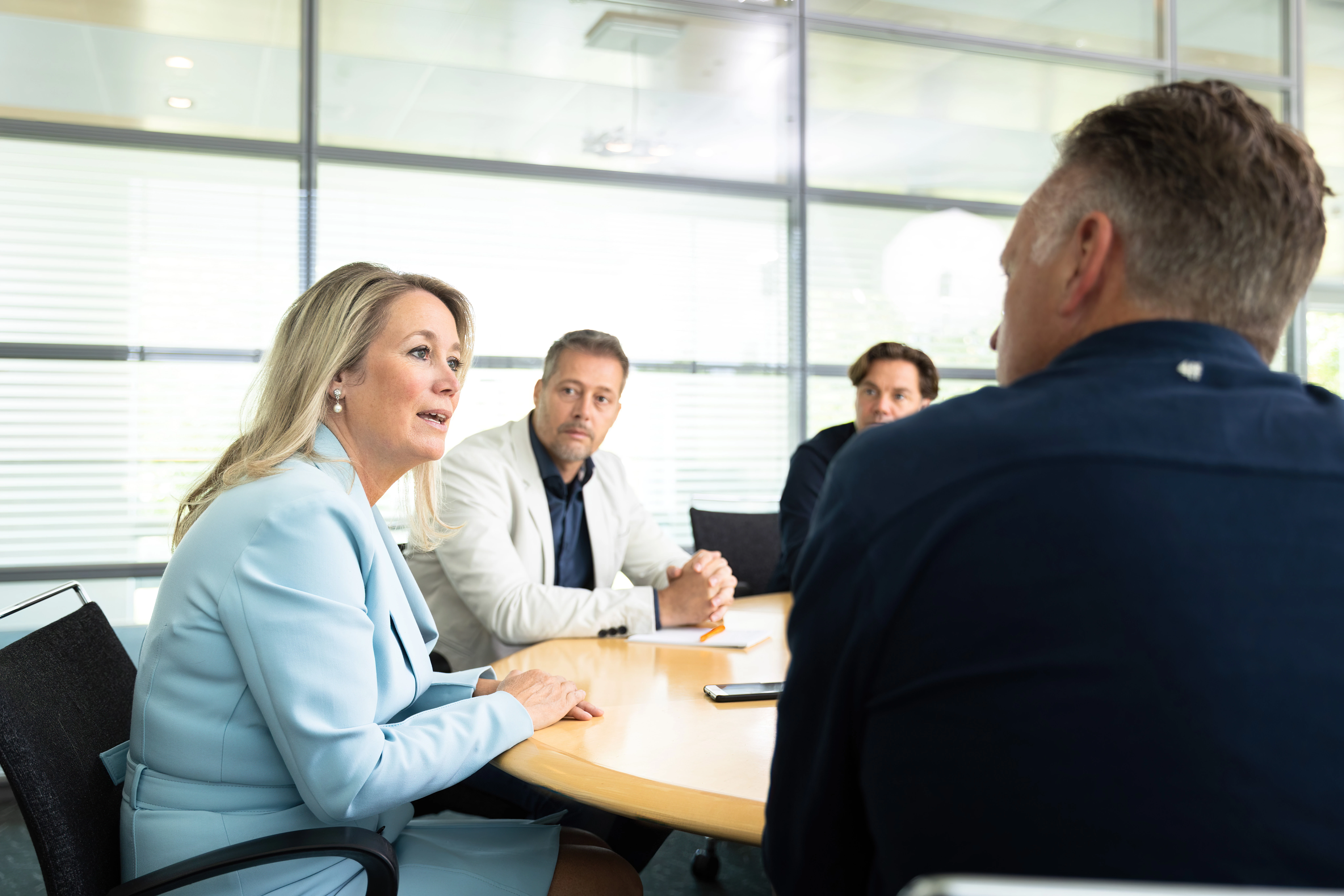 Een zorgbestuurder overlegt met collega's.