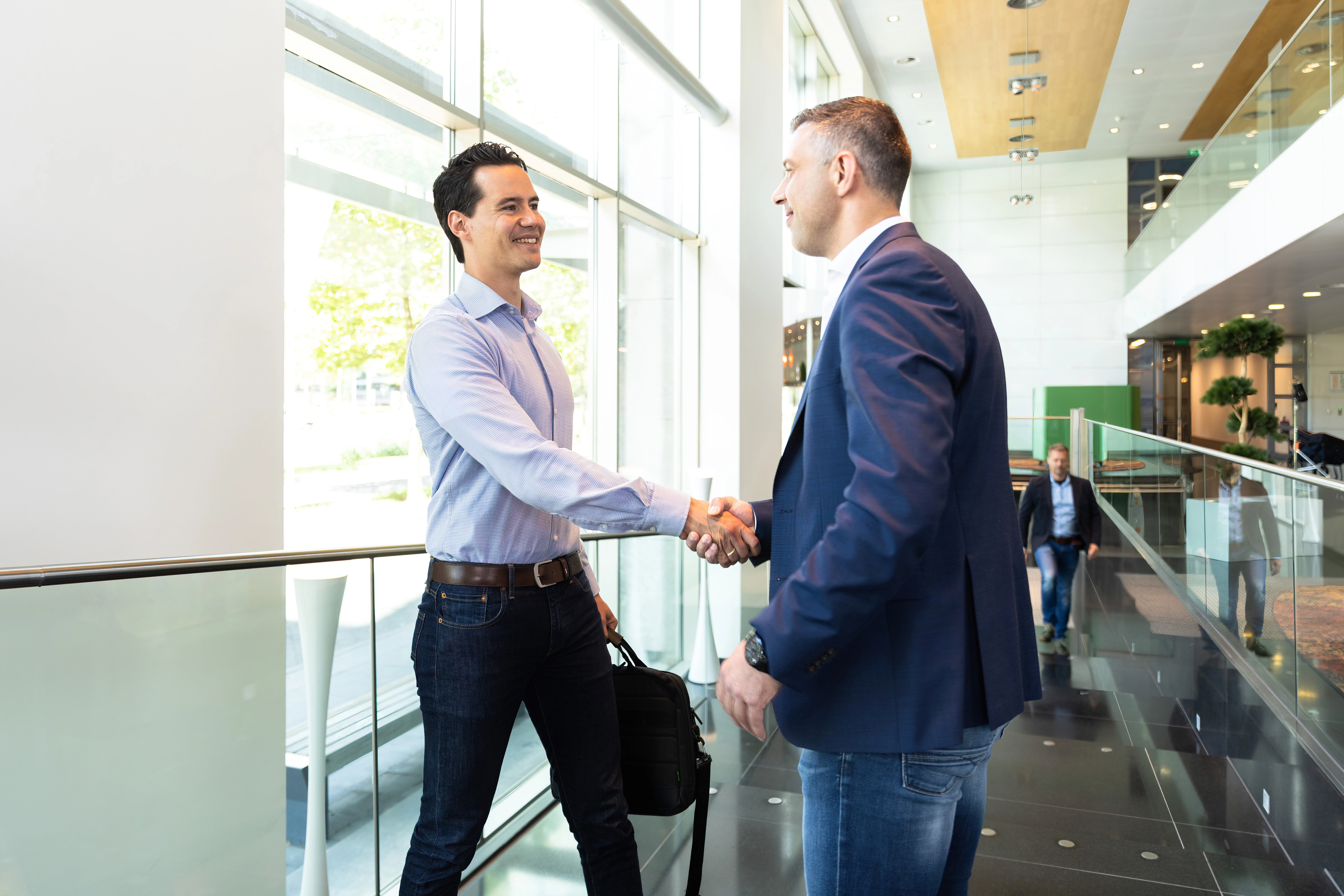 Een prettige ontmoeting en samenwerking tussen een werkgever in de zorg en VvAA-adviseur.