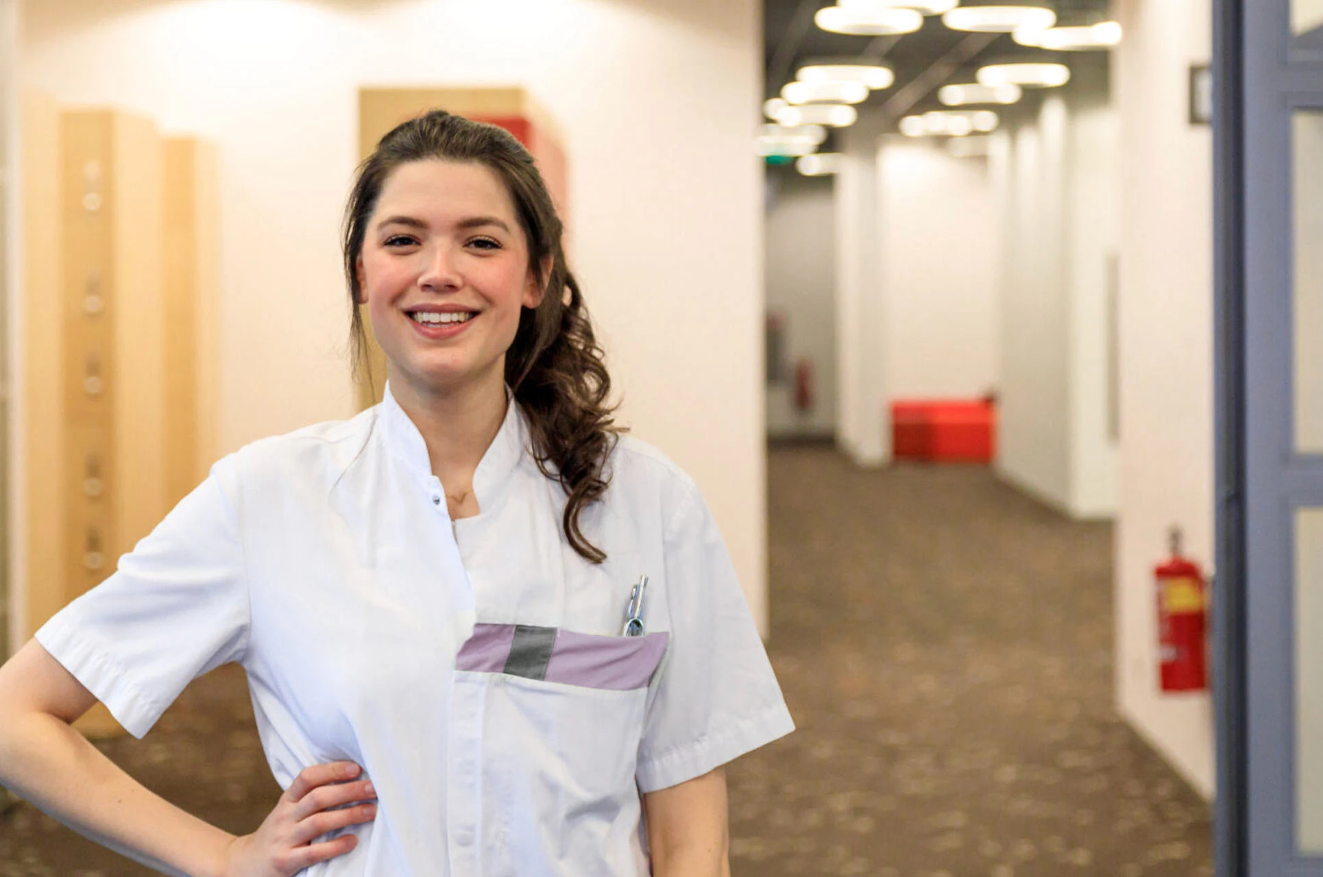 Zorgmedewerker kijkt de camera in, blij met Salaris & HR van VvAA 