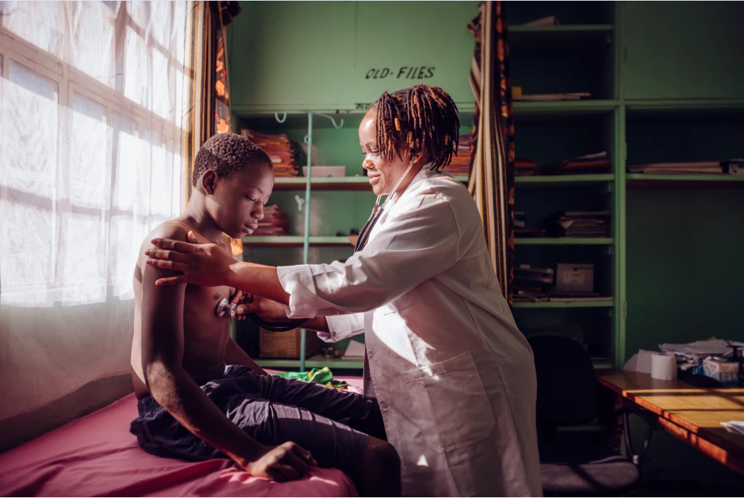 Arts van Amref Flying Doctors onderzoekt jongen.