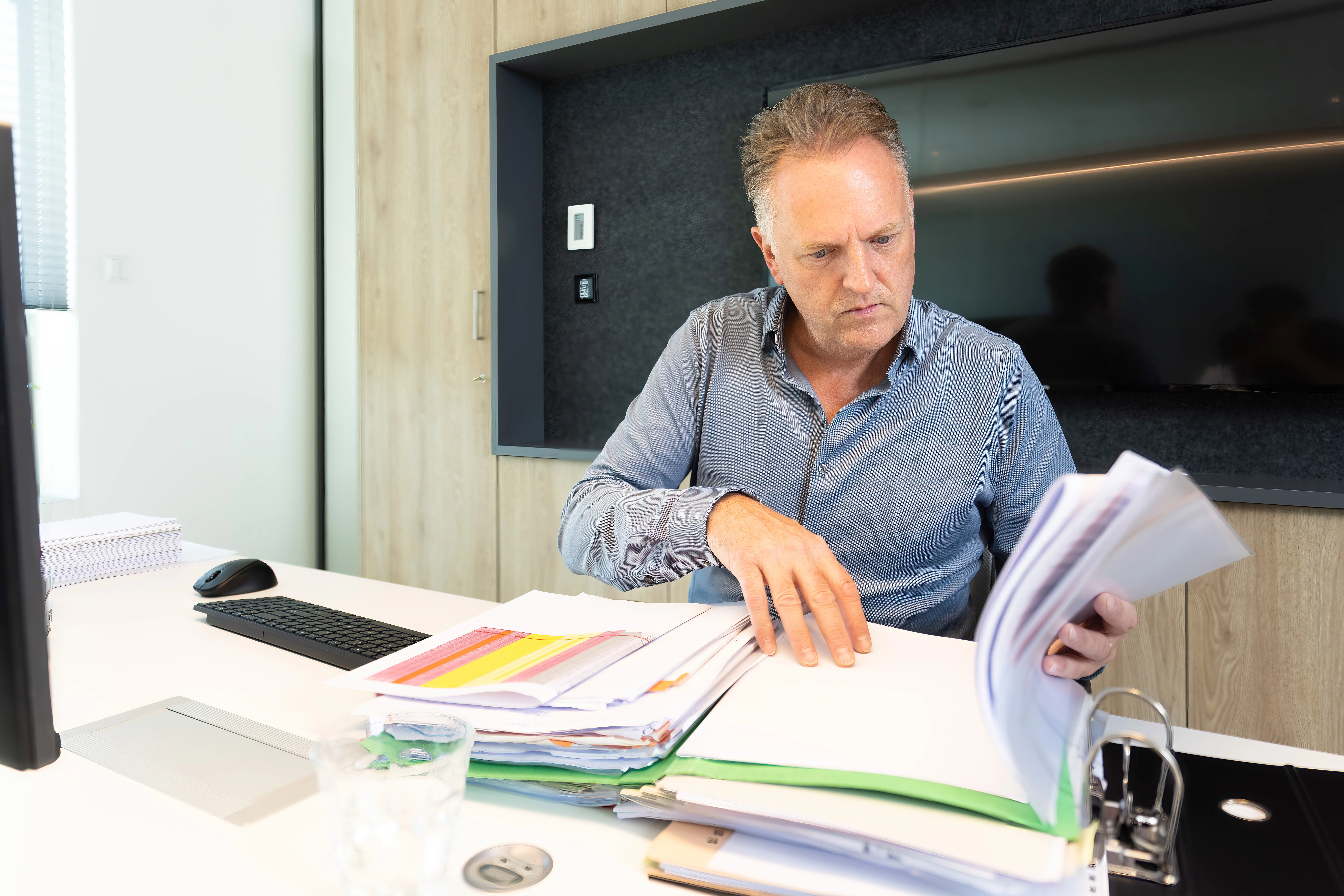 Man doet financiële administratie aan bureau.