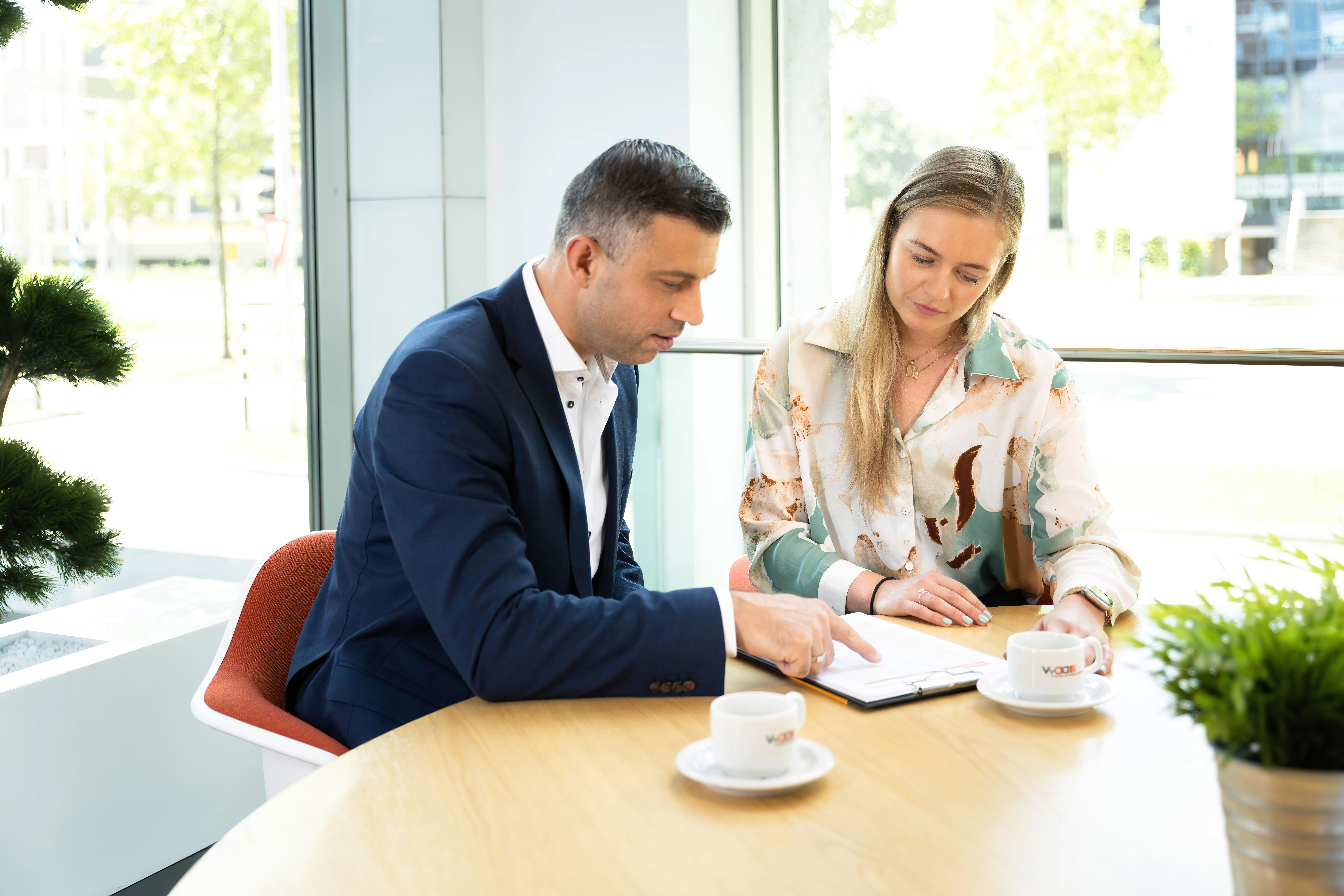 VvAA-adviseur en cliënt aan tafel