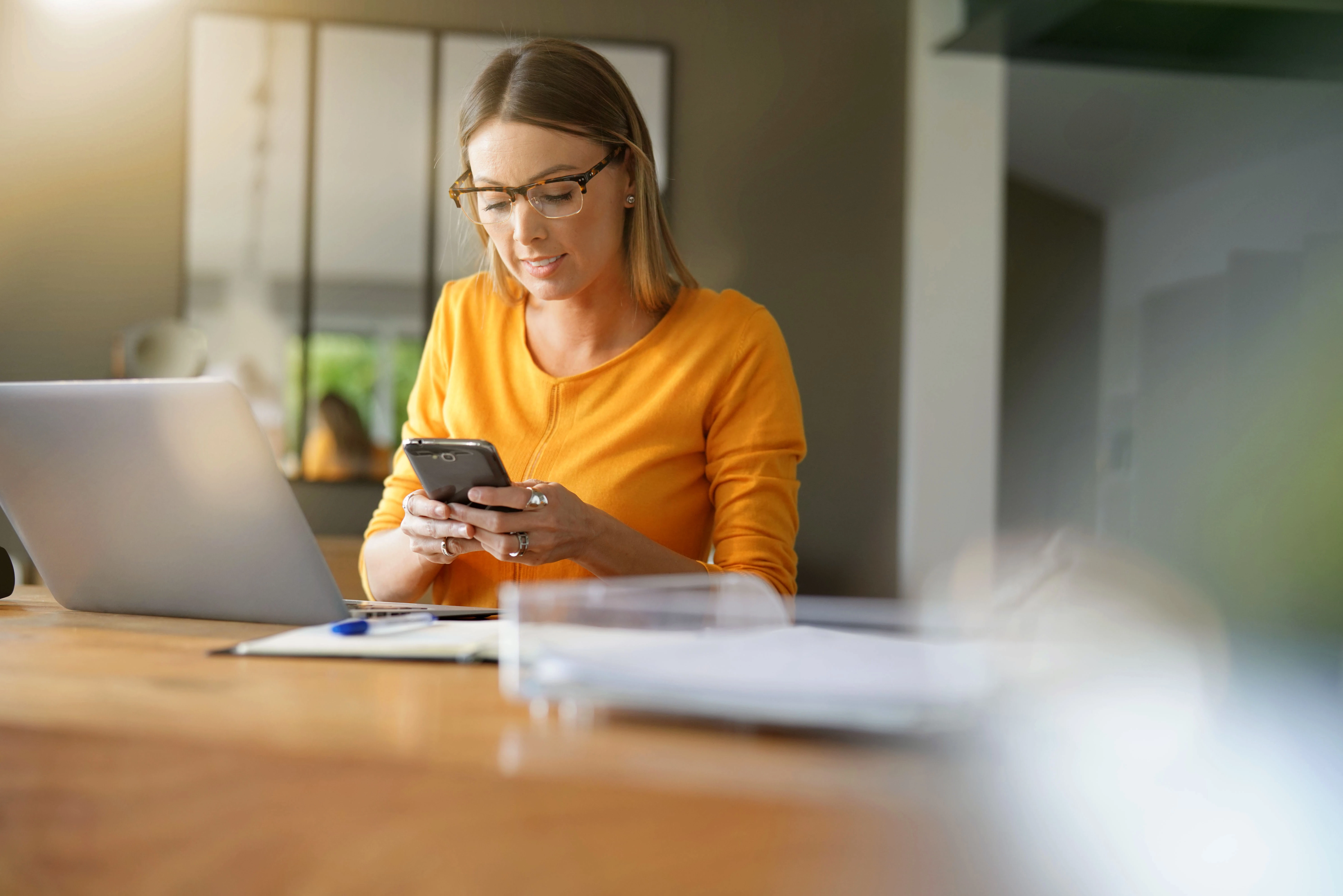 Zorgprofessional leest de gids Tuchtrecht in de zorg van VvAA Legal
