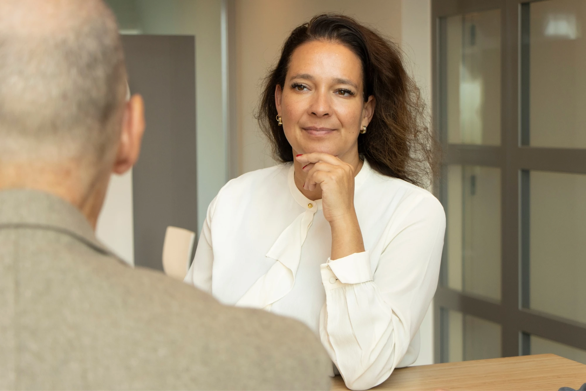 manager en adviseur spreken over verzuim