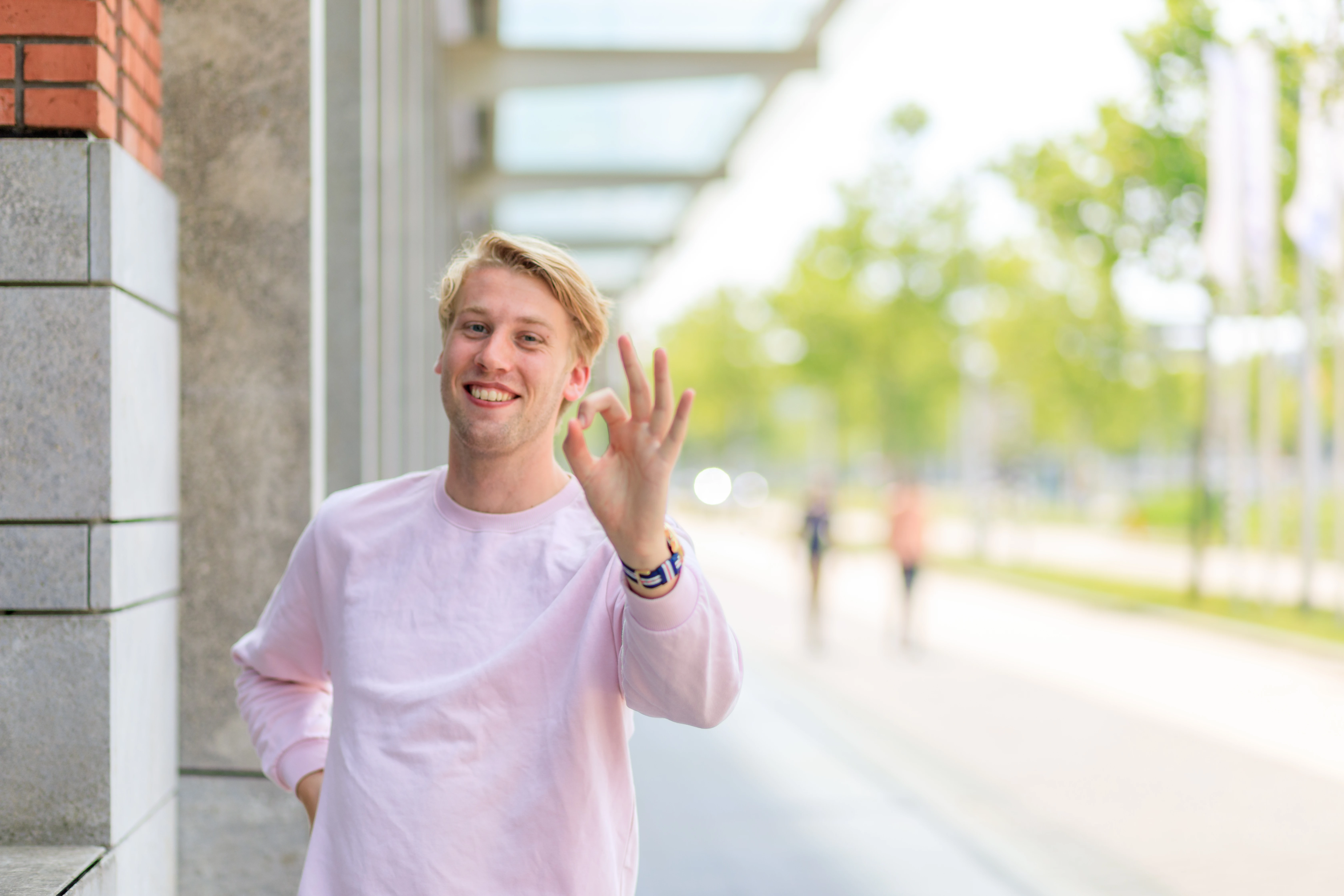 Student doet oké-teken met een hand
