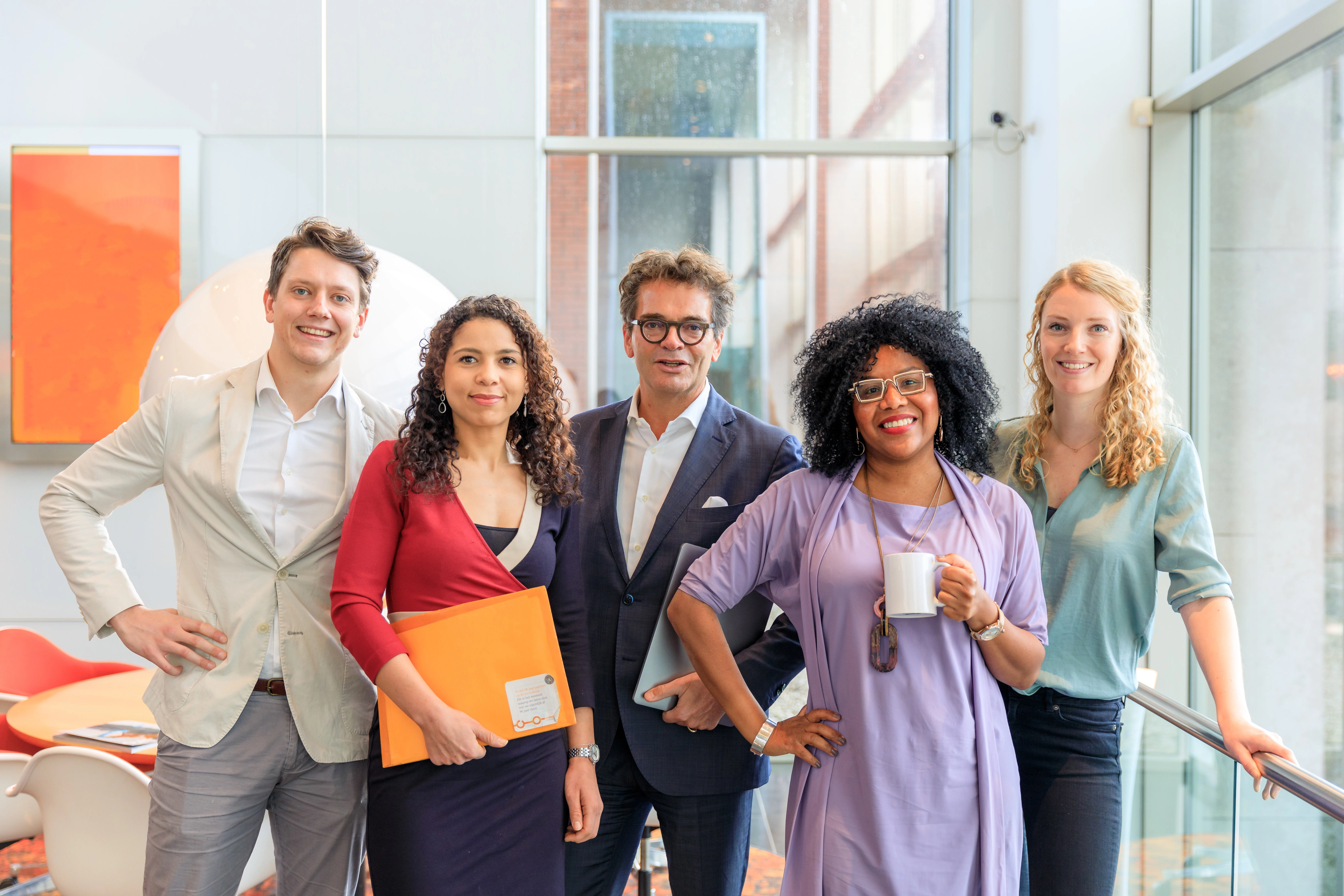 Groepsfoto met VvAA-leden in de hal van het VvAA hoofdkantoor