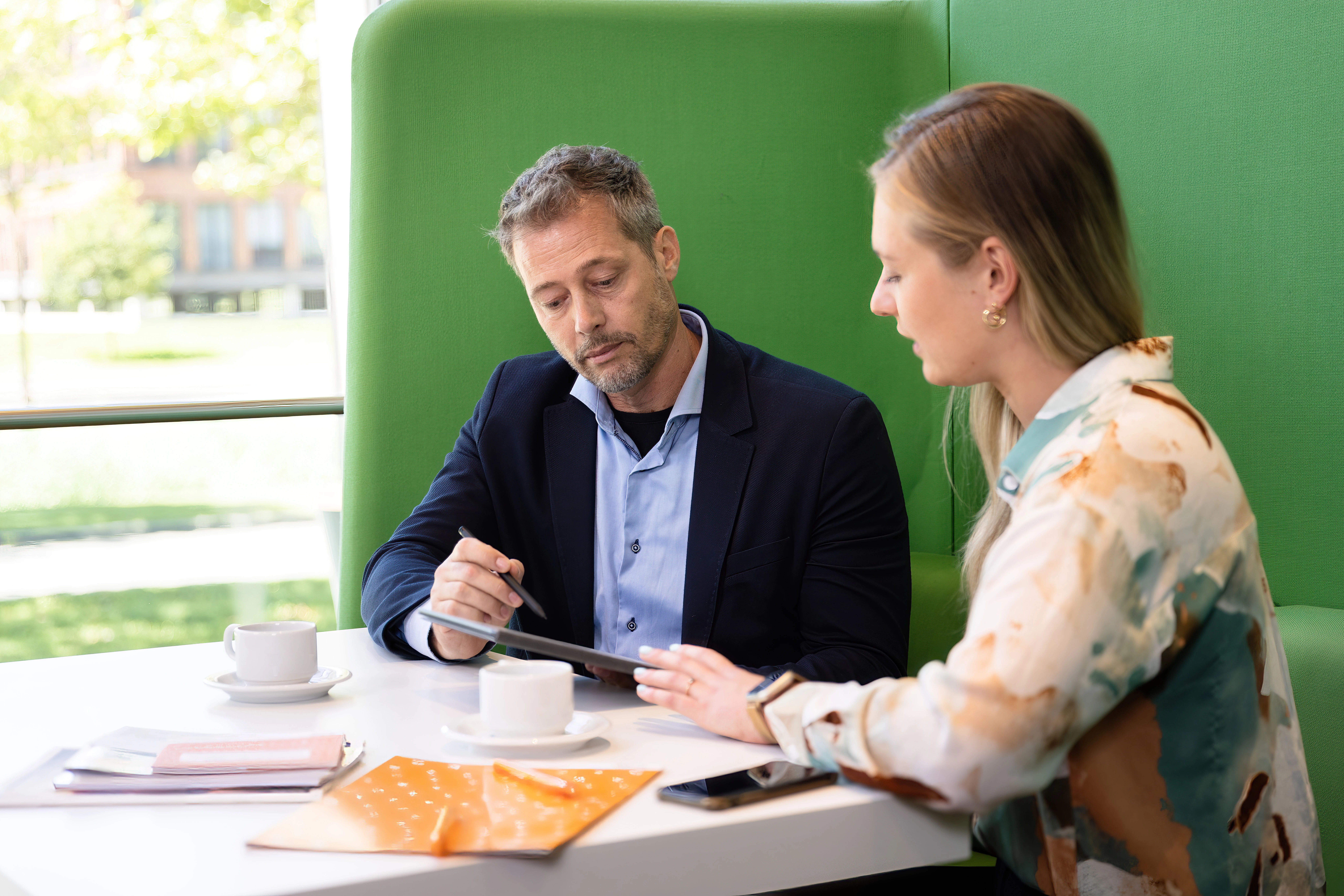Werkgever heeft hoog personeelsverzuim en ontvangt verzuimadvies van adviseur.