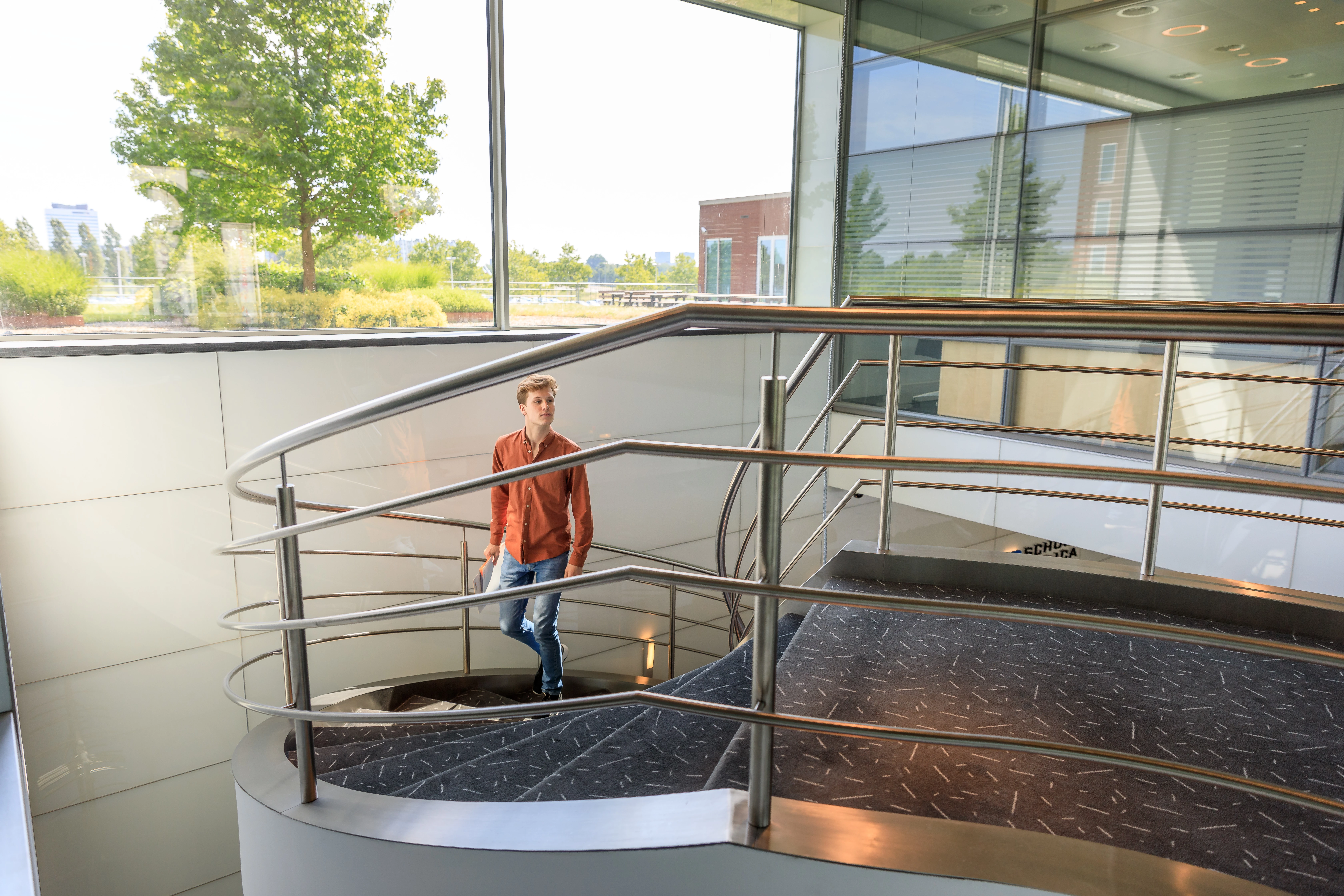 Een man loopt een grote ronde trap op