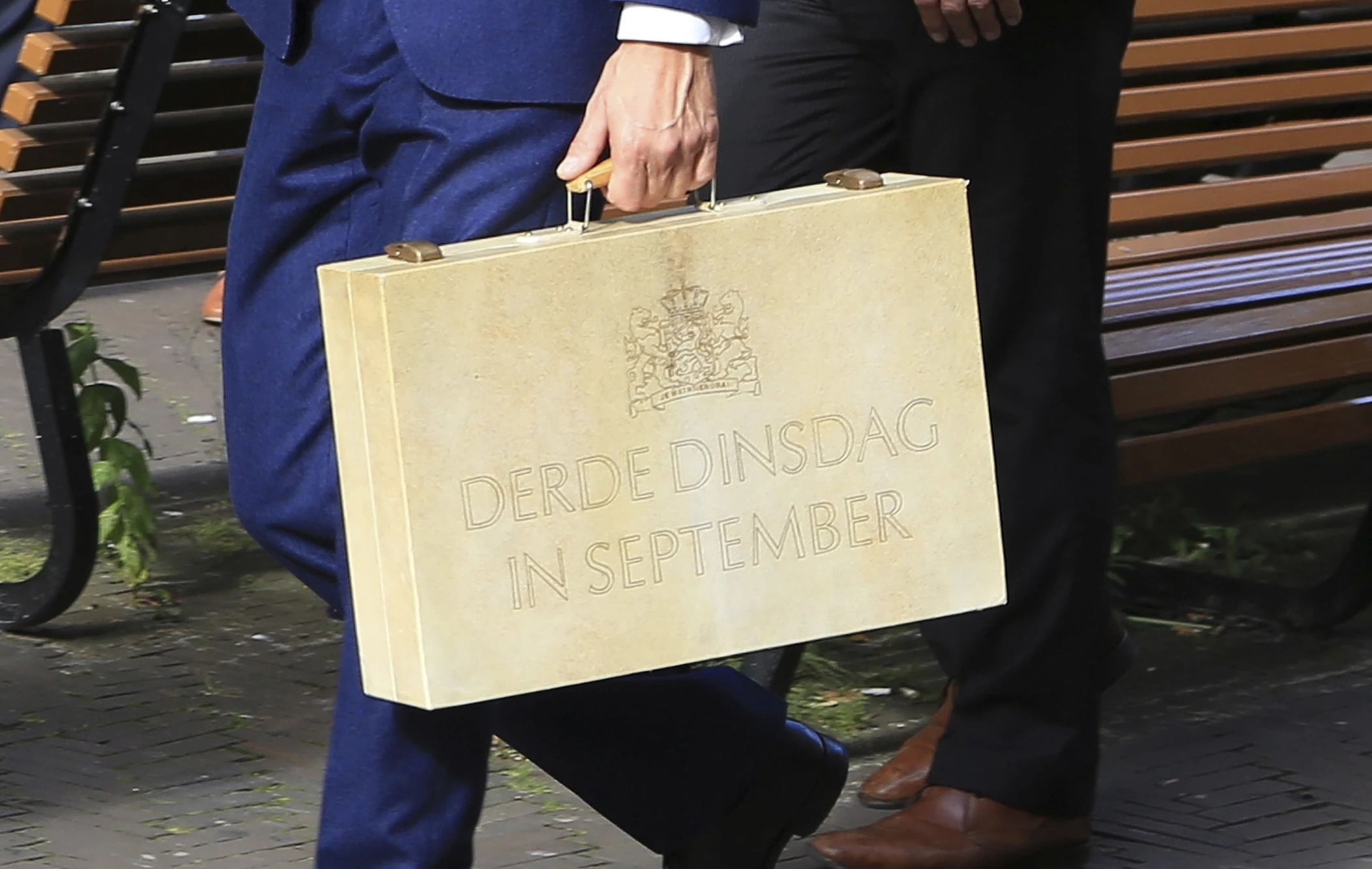 Minister van Financiën draagt het koffertje op Prinsjesdag