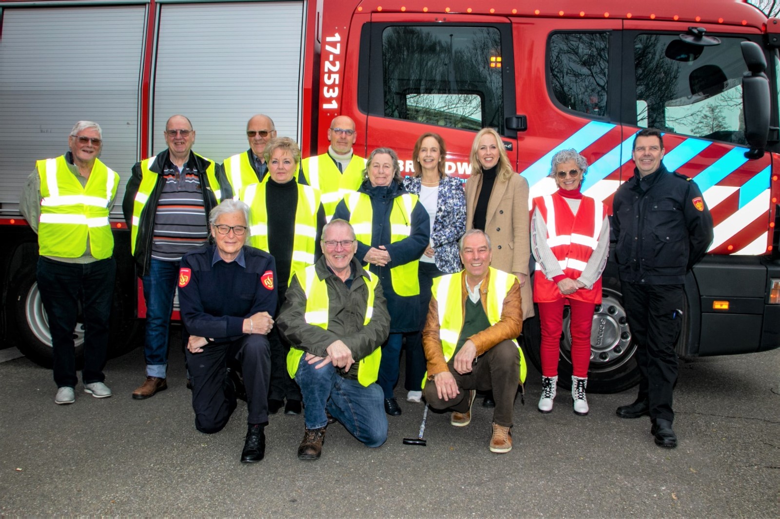Huurders van Woonzorg na brandveiligheid training bij brandweerauto