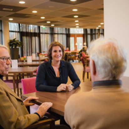 Bewonersconsulent Woonzorg Nederland in gesprek met senior huurders