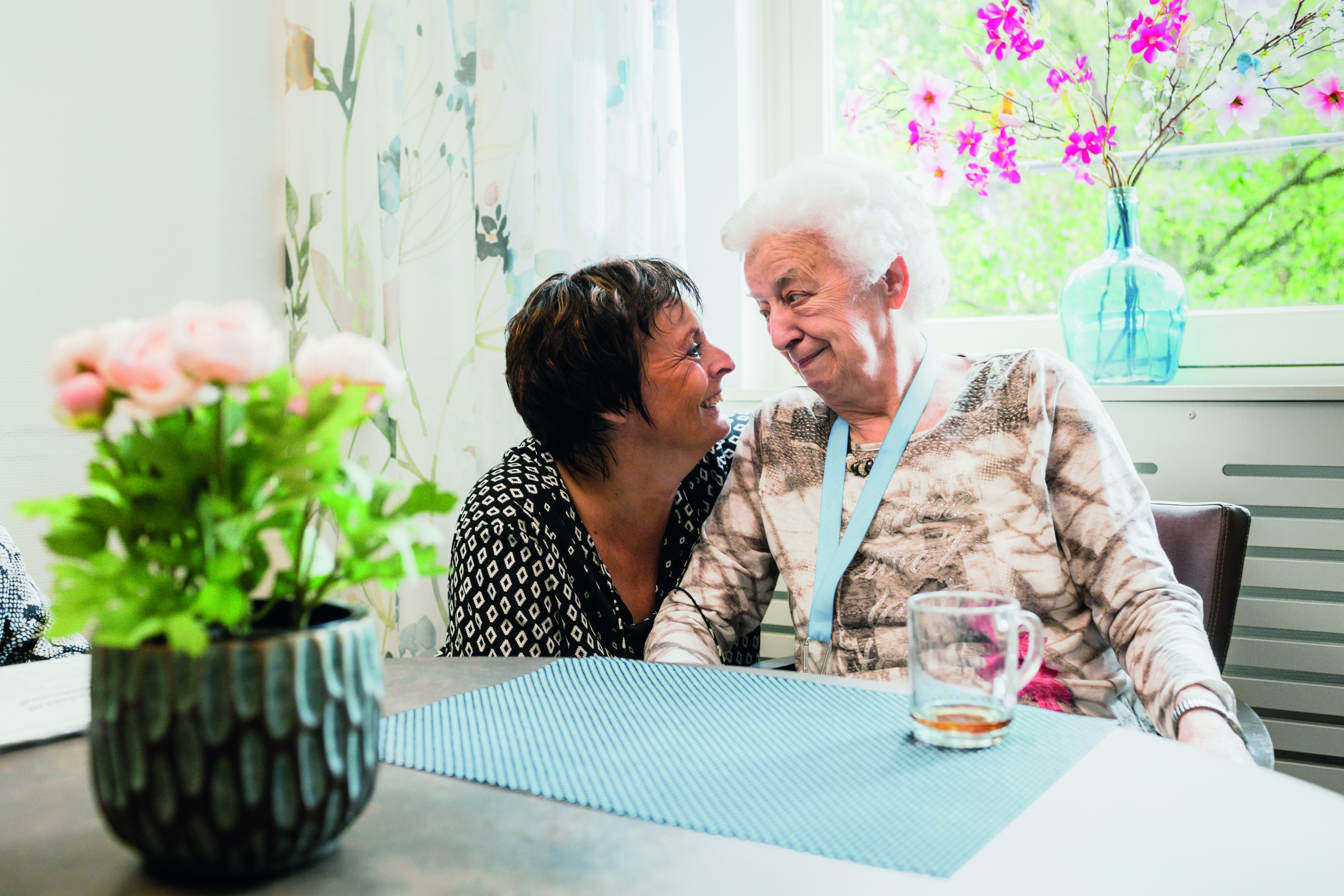 Vrouw met Alzheimer in contact met middelbare vrouw