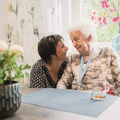 Vrouw met Alzheimer in contact met middelbare vrouw