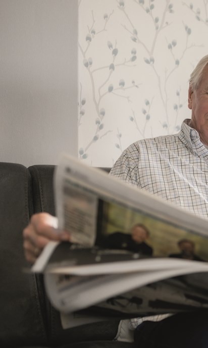 Oudere man leest krant