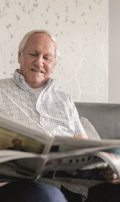 Oudere man leest krant