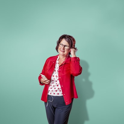 Vrouw doet oordopjes van koptelefoon in 