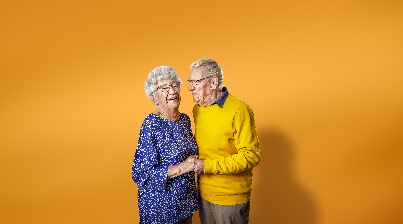 Gelukkig senior stel houdt handen vast