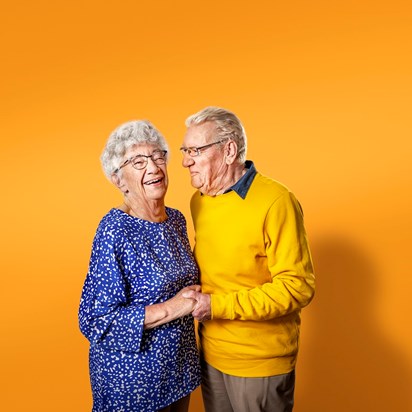 Gelukkig senior stel houdt handen vast