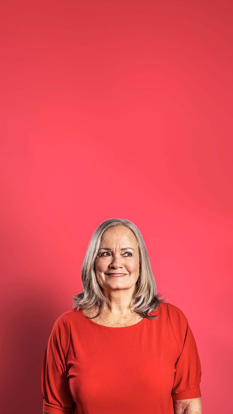 Oudere vrouw kijkt nieuwsgierig naar rechts