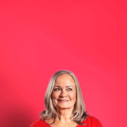 Oudere vrouw kijkt nieuwsgierig naar rechts