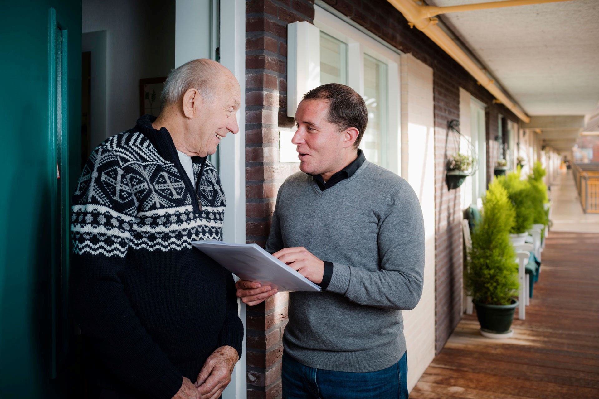 Bewonersconsulent Woonzorg Nederland in gesprek met seniore huurder